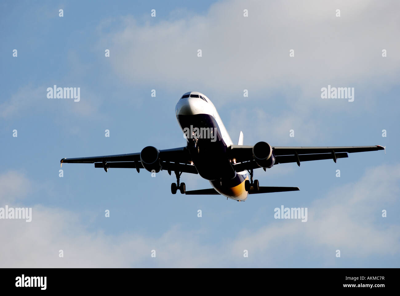 La Monarch Airlines Airbus A321 si avvicina all'Aeroporto Internazionale di Birmingham, Inghilterra, Regno Unito Foto Stock