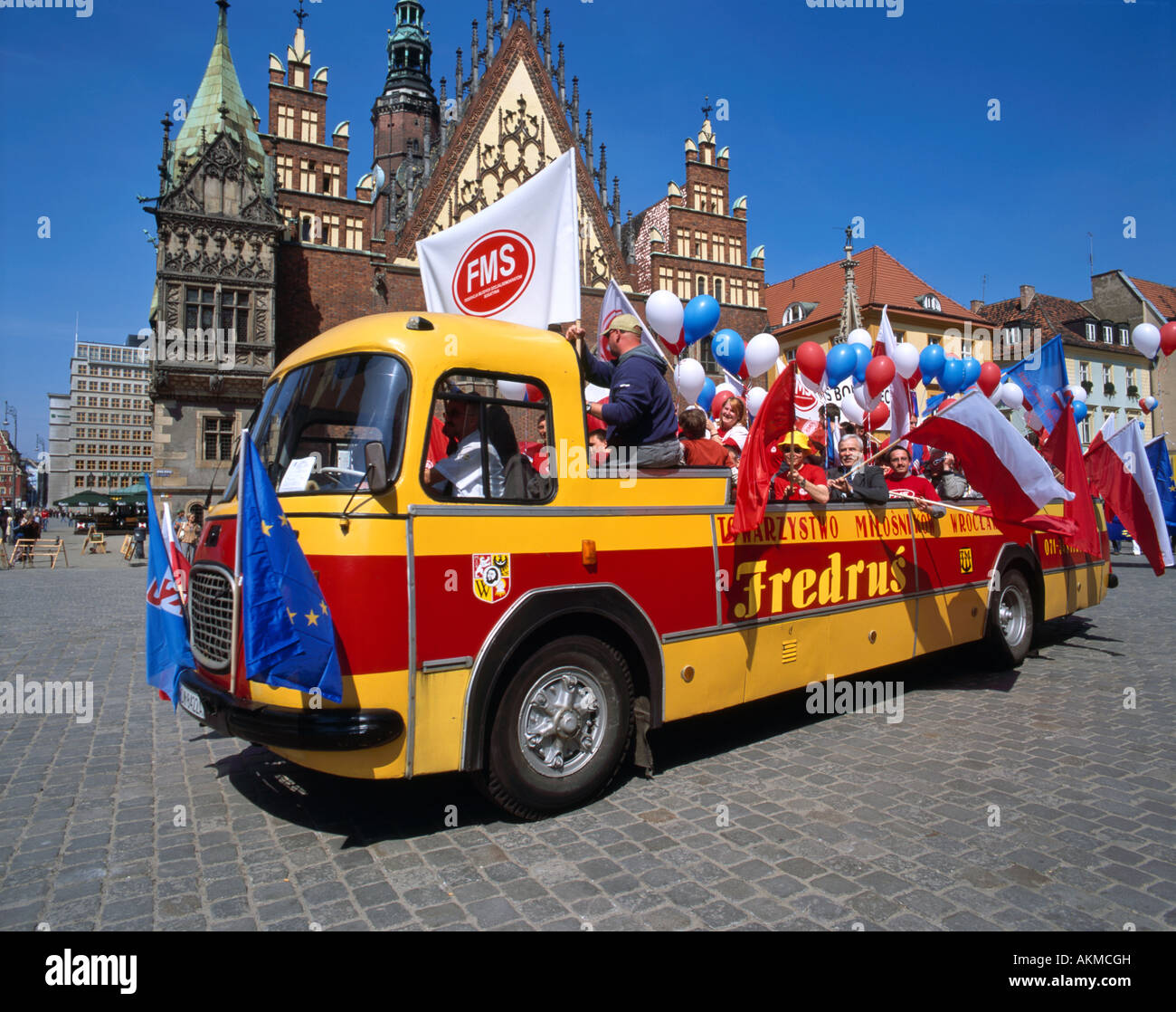 La gente celebra la Unione europea in una convertibile oldtimer omnibus nella città di Worclaw Foto Stock