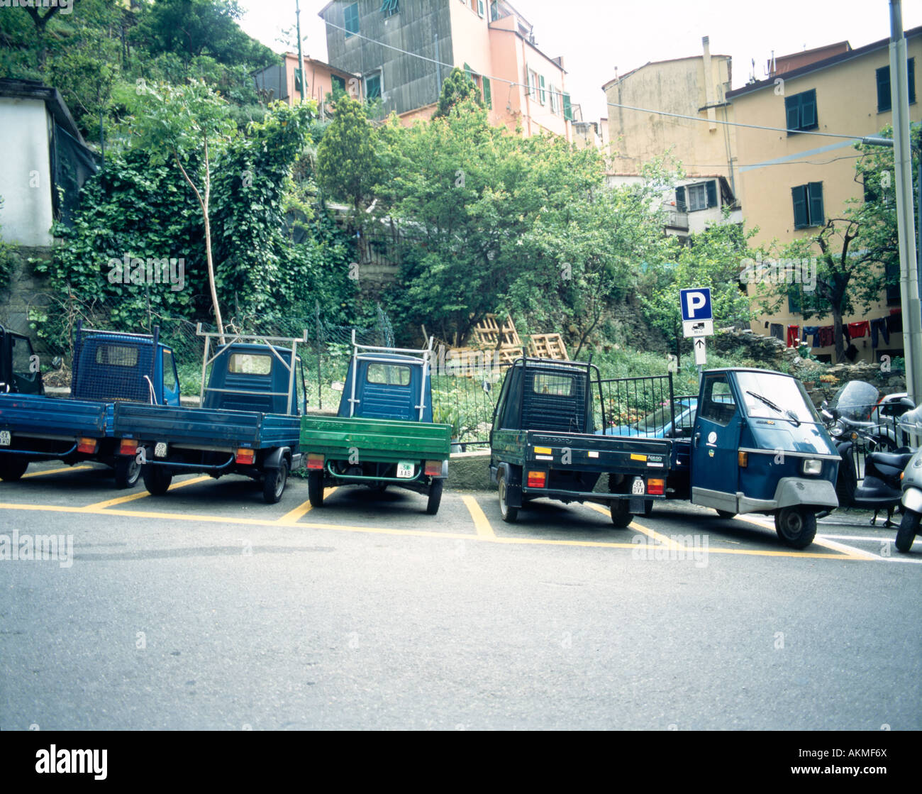 Fila di piccoli italiano veicoli di trasporto a Riomaggiore Foto Stock