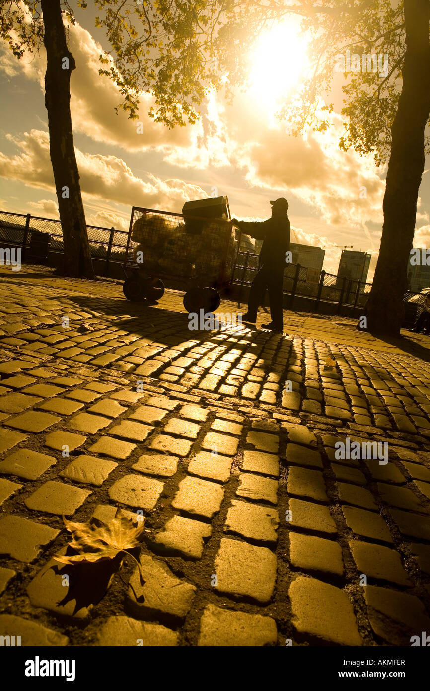 London Street lavoratore in estate Foto Stock