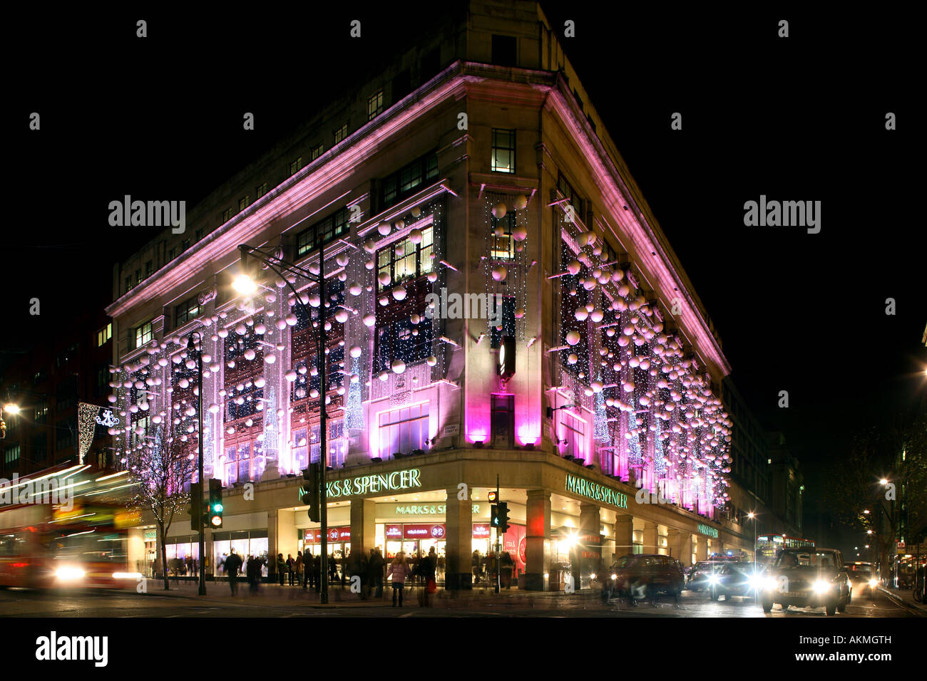 Regno Unito, Londra, Oxford Street durante le festività del Santo Natale, contrassegnare e Spencer store Foto Stock