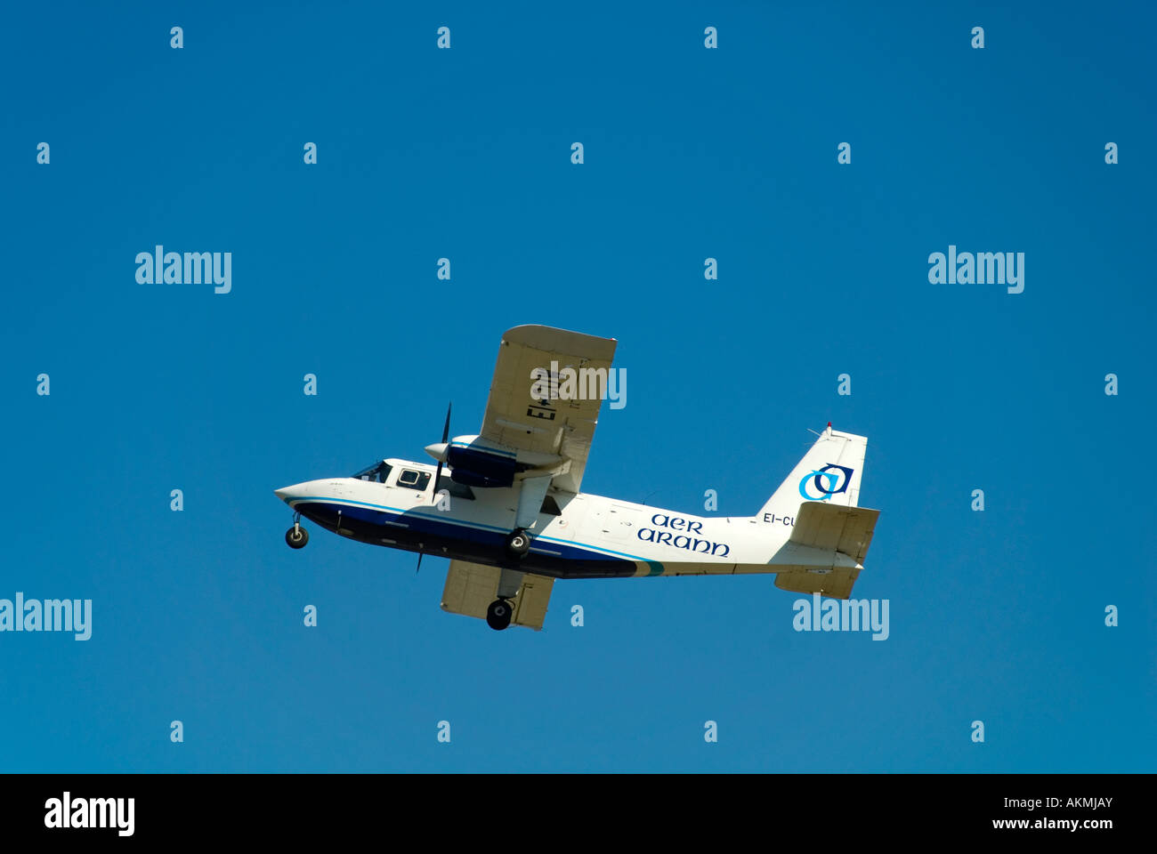 Britten Norman Islander aeromobili di Aer Arann decollare da Inishmore Island, Isole Aran, Co Galway, Irlanda Foto Stock