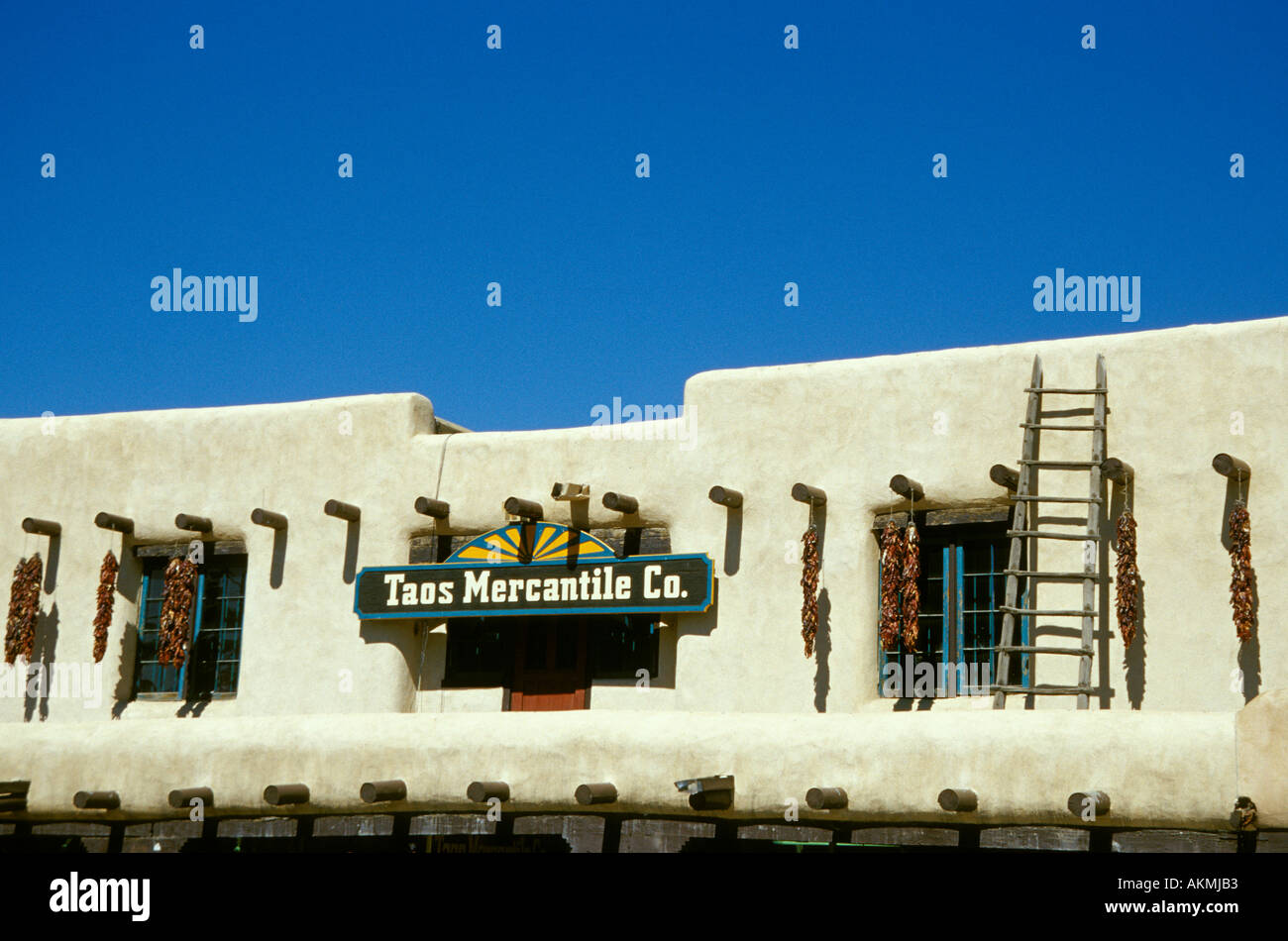 Ben noto famosa UAT Mercantile Co edificio sulla piazza principale Town Plaza del centro cittadino di Taos New Mexico USA Foto Stock