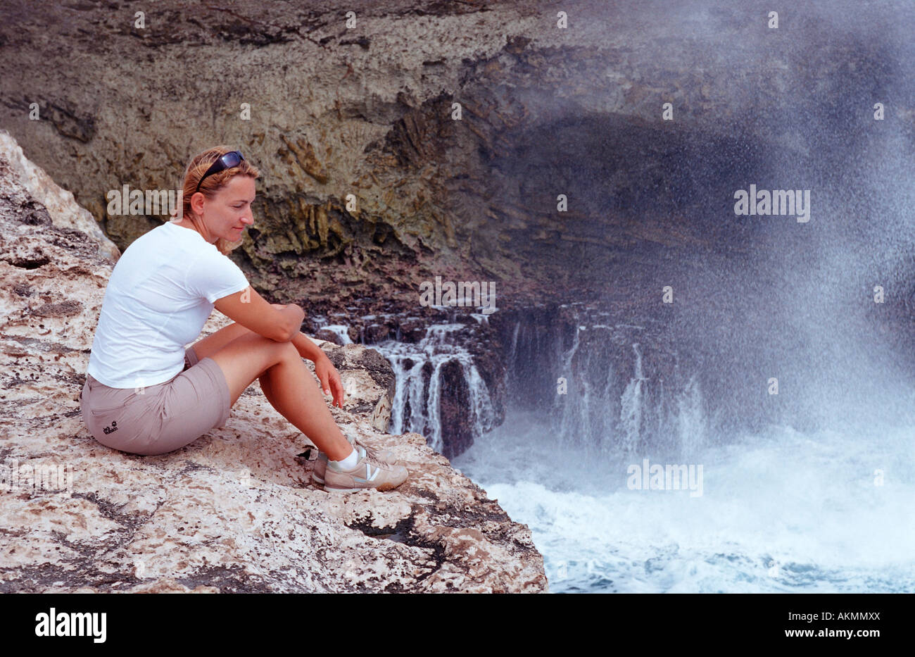 La donna e il pendolamento flutti Antille Olandesi Bonaire Mar dei Caraibi Washington Slagbaai National Park Supladó Foto Stock