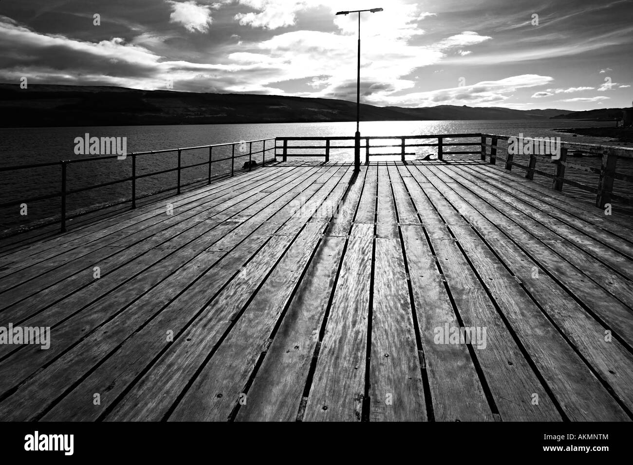 Pontile deserta sul lato di Scottish Loch, Invarary. Foto Stock