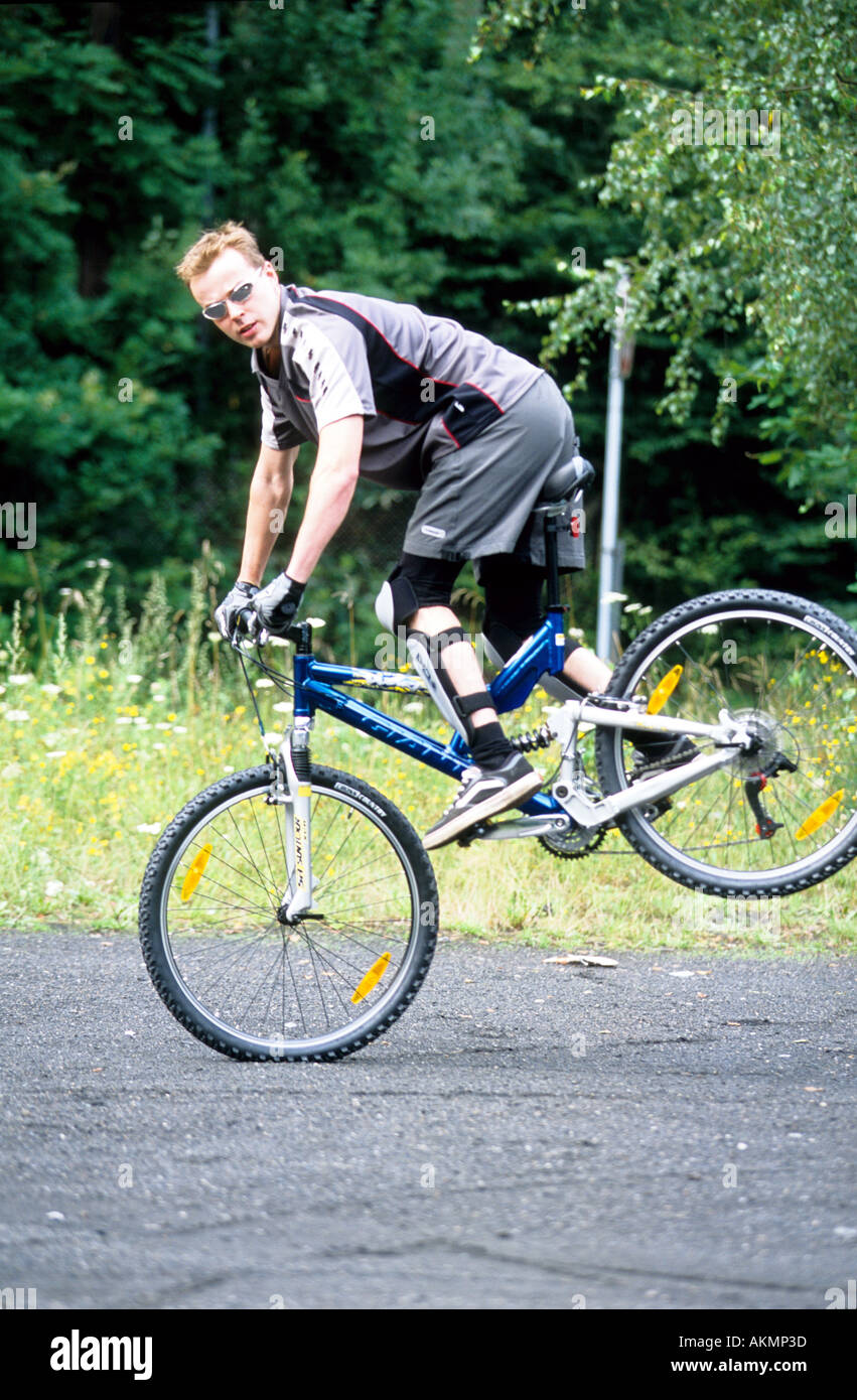 La Germania del tempo libero in sella ad una mountain bike Foto Stock