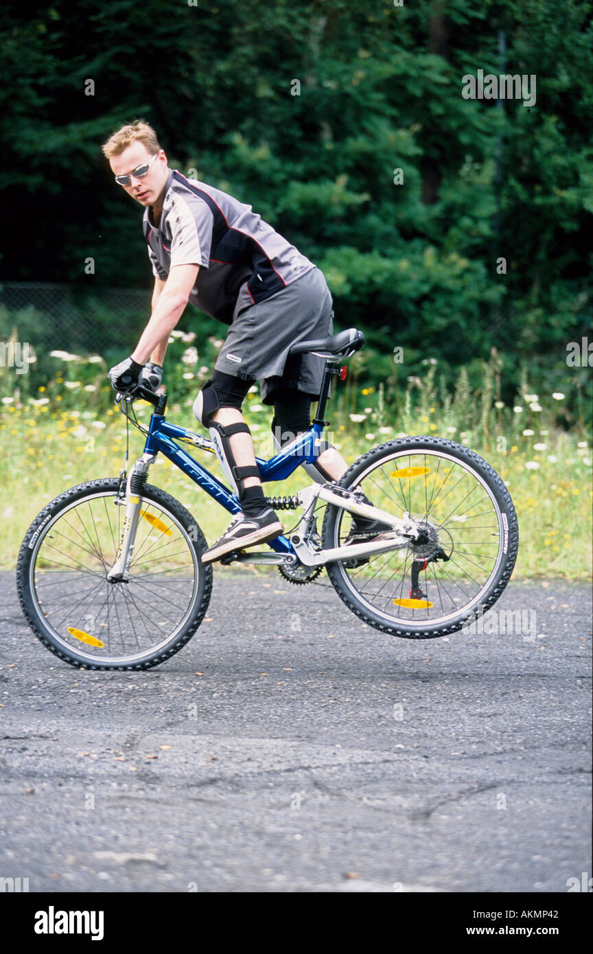 La Germania del tempo libero in sella ad una mountain bike Foto Stock