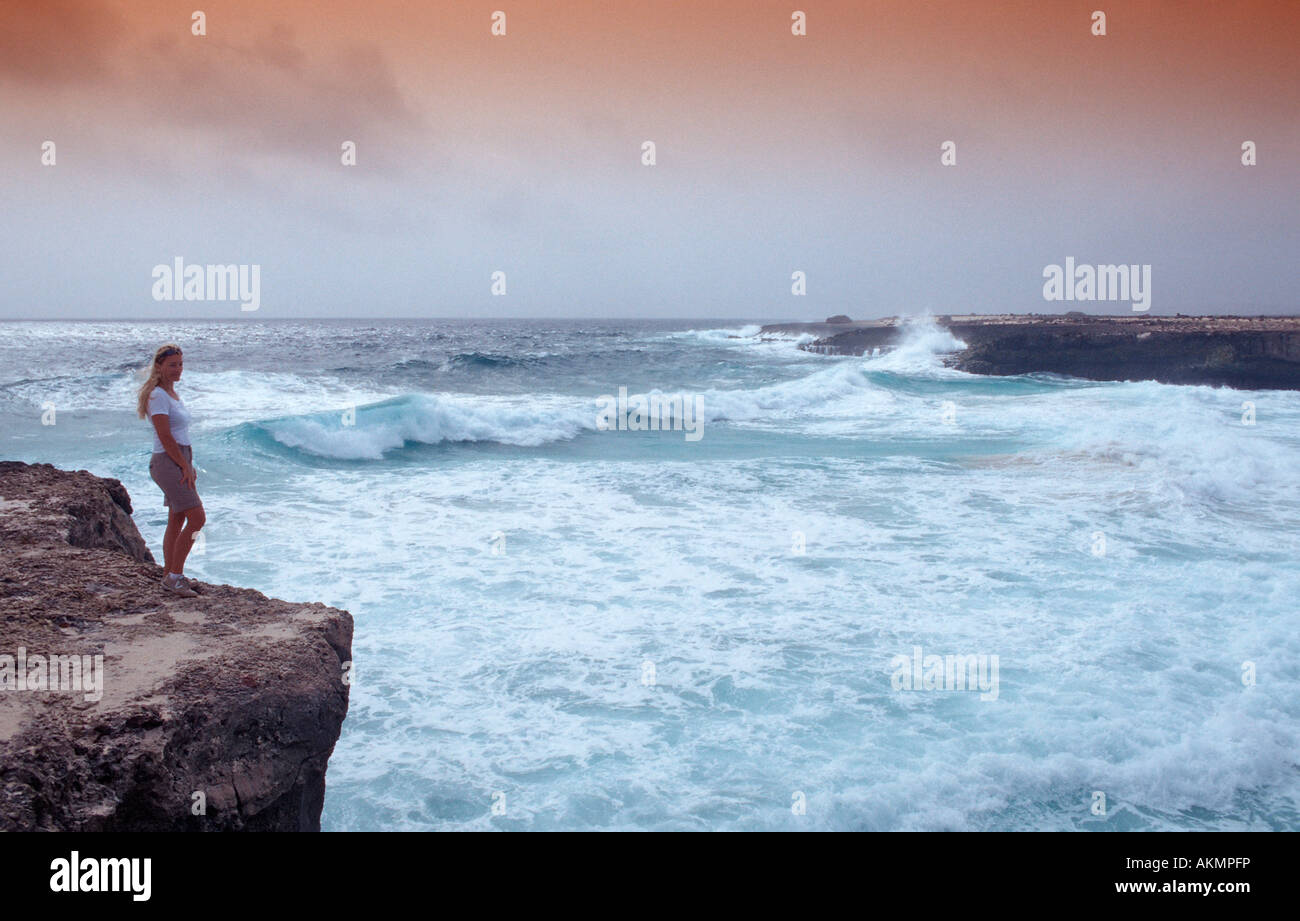 Donna e tempestoso coast Antille Olandesi Bonaire Mar dei Caraibi Washington Slagbaai National Park Playa Chikitu Foto Stock