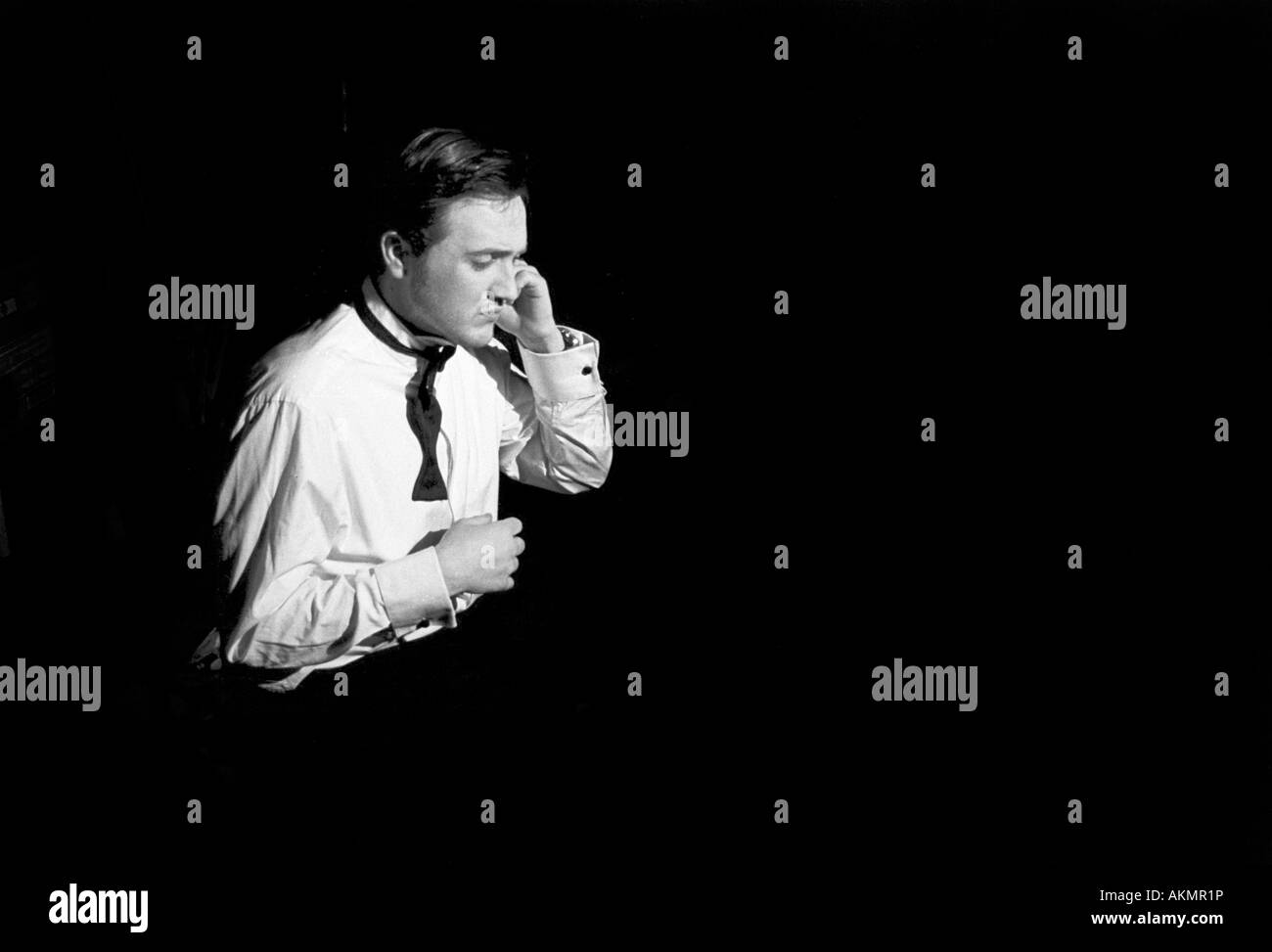 Un uomo diventando Lui stesso vestito con uno smoking Foto Stock