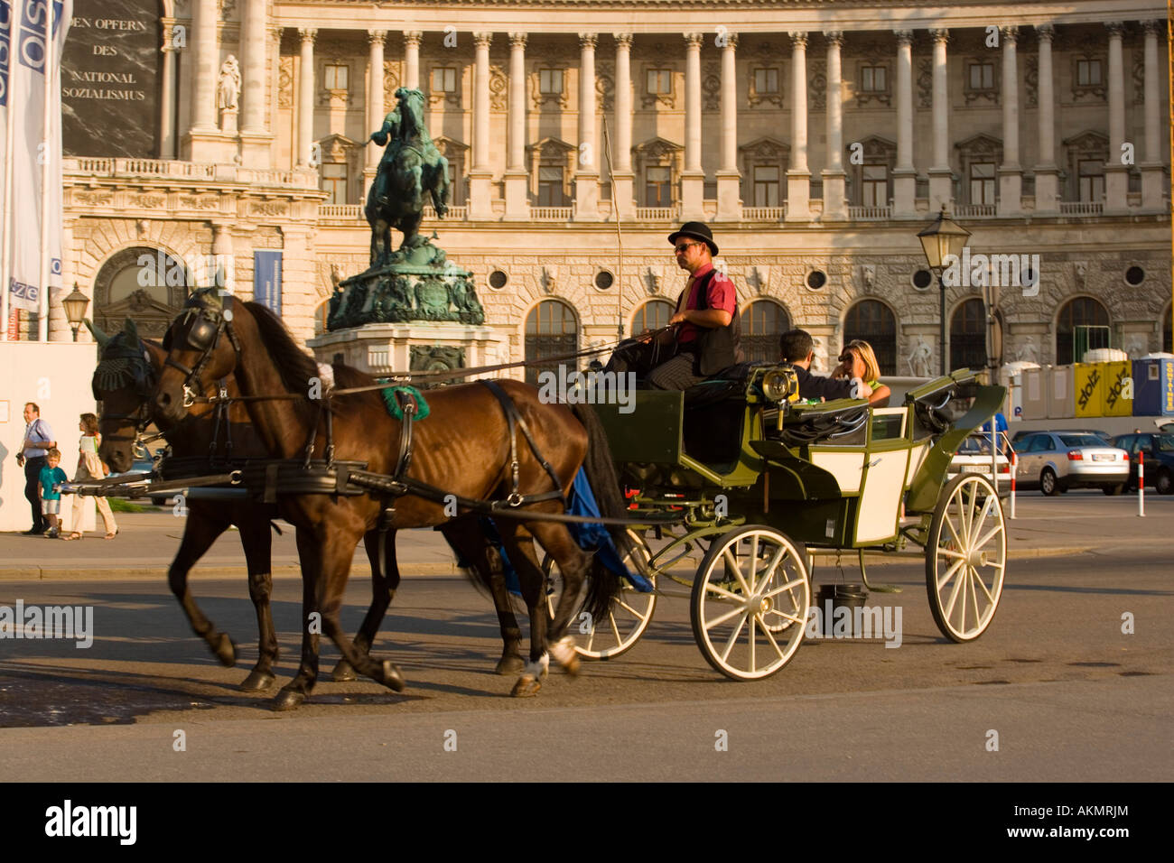 Fiaker passando il Neue Hofburg durante un tour della città a Vienna Austria Foto Stock