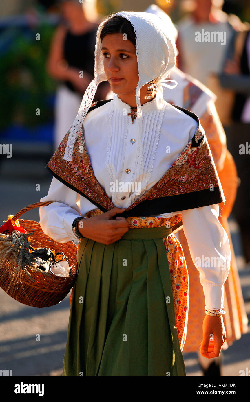 Francia, Var, reggiseni village, Bravade, processione di Saint Etienne (Saint Stephen), giovane ragazza in abito tradizionale della Provenza Foto Stock