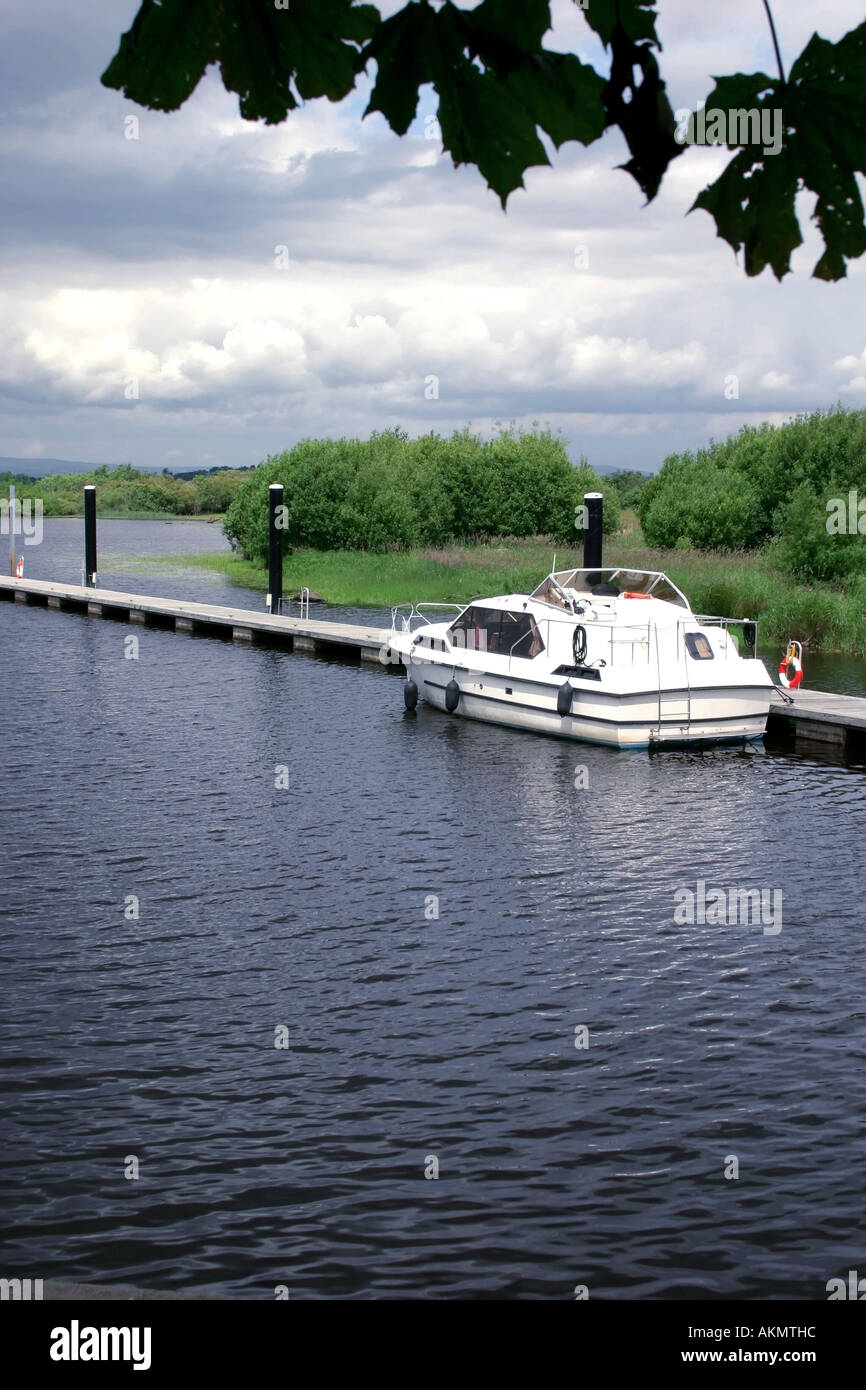 Imbarcazione da diporto ormeggiata sul Lough Allen vicino Drumshanbo, nella Contea di Leitrim, Repubblica di Irlanda Foto Stock