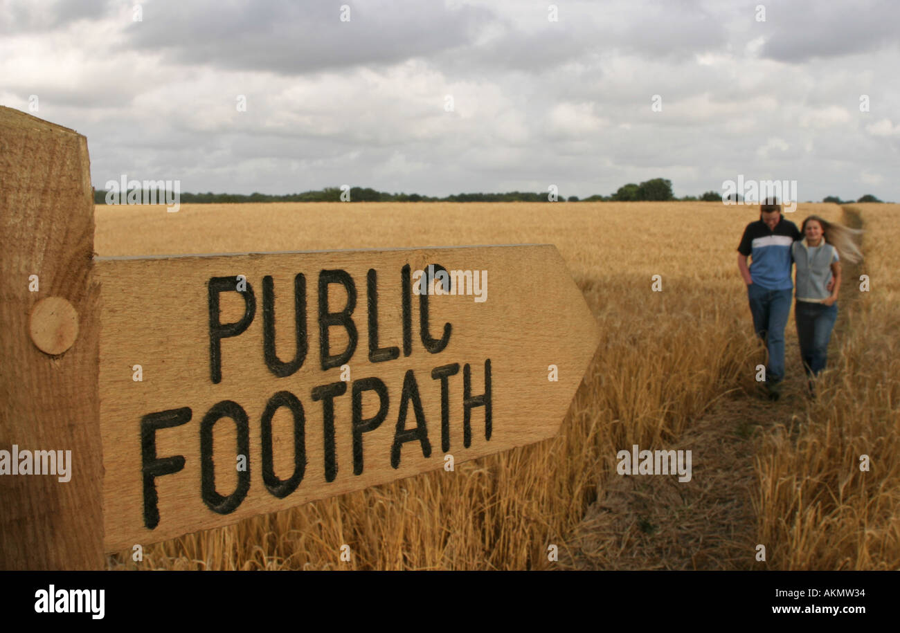 Coppia giovane a piedi lungo un marcato sentiero pubblico Foto Stock