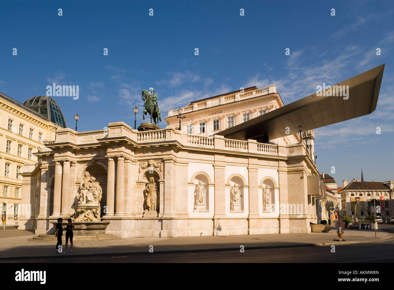 Vista di Albertina con Albrechtsrampe e Albrechtsbrunnen Vienna Austria Foto Stock