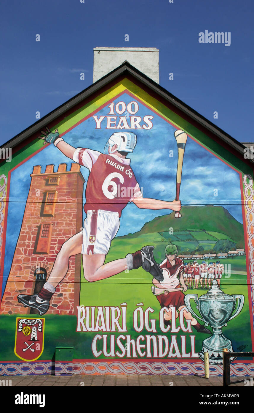 Pittura su veletta di casa a Cushendall, County Antrim, Irlanda del Nord, celebrando la locale squadra di hockey irlandese Foto Stock