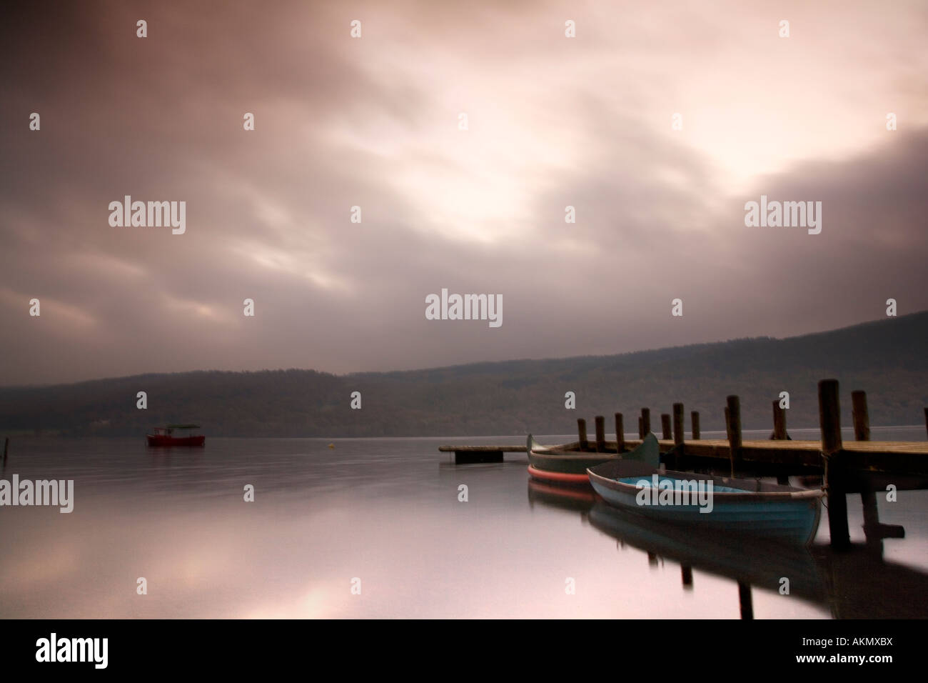 Alba sul Coniston Water, Parco Nazionale del Distretto dei Laghi, Cumbria, Regno Unito Foto Stock