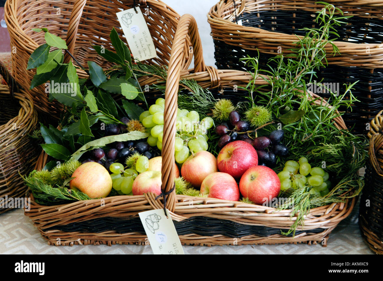 Willow cestini per la vendita presso l annuale food festival a Abergavenny Monmouthshire Wales UK GB Foto Stock