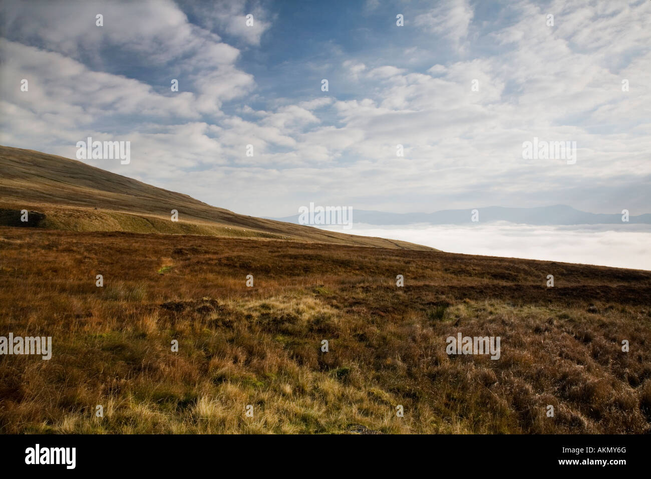 Fitta nebbia autunnale sopra Loch Tay visto dalle pendici del Beinn Ghlas Foto Stock