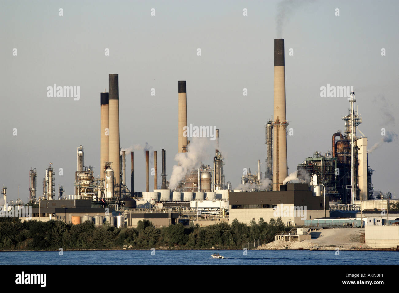 Il gas naturale e le raffinerie di petrolio che punteggiano il paesaggio lungo il St Clair River per il Canada Stati Uniti frontiera a Port Huron Mi Foto Stock