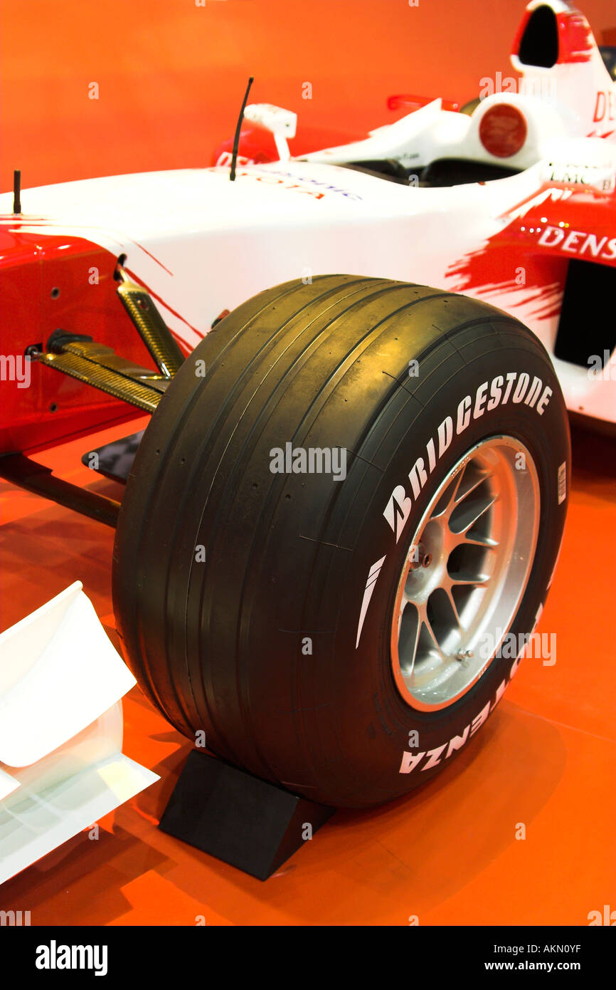 Le corse di Formula Uno auto in fibra di carbonio sospensione anteriore  sinistra con ruote e pneumatici scanalati Foto stock - Alamy