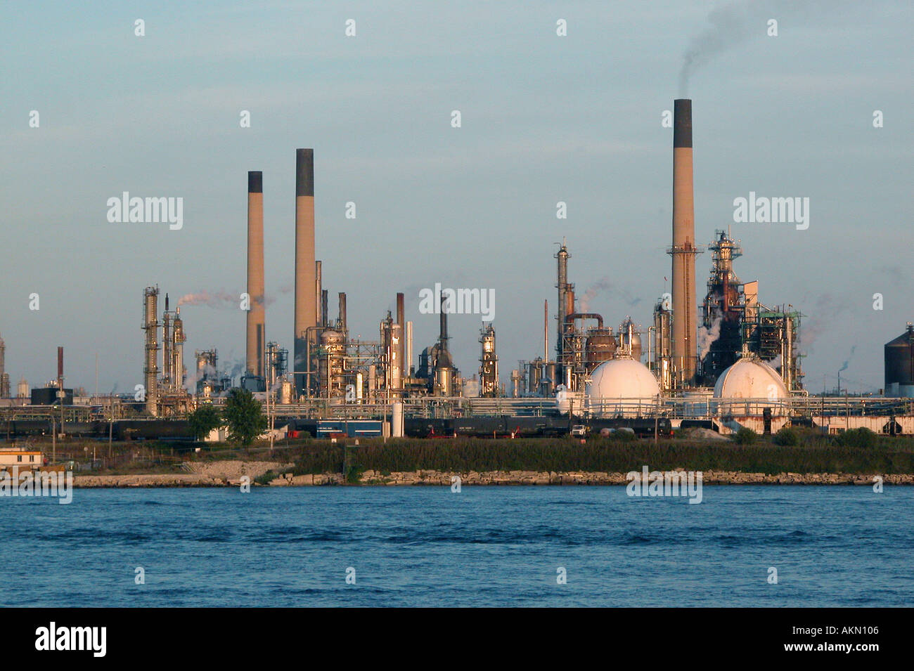 Il gas naturale e le raffinerie di petrolio che punteggiano il paesaggio lungo il St Clair River per il Canada Stati Uniti frontiera a Port Huron Mi Foto Stock