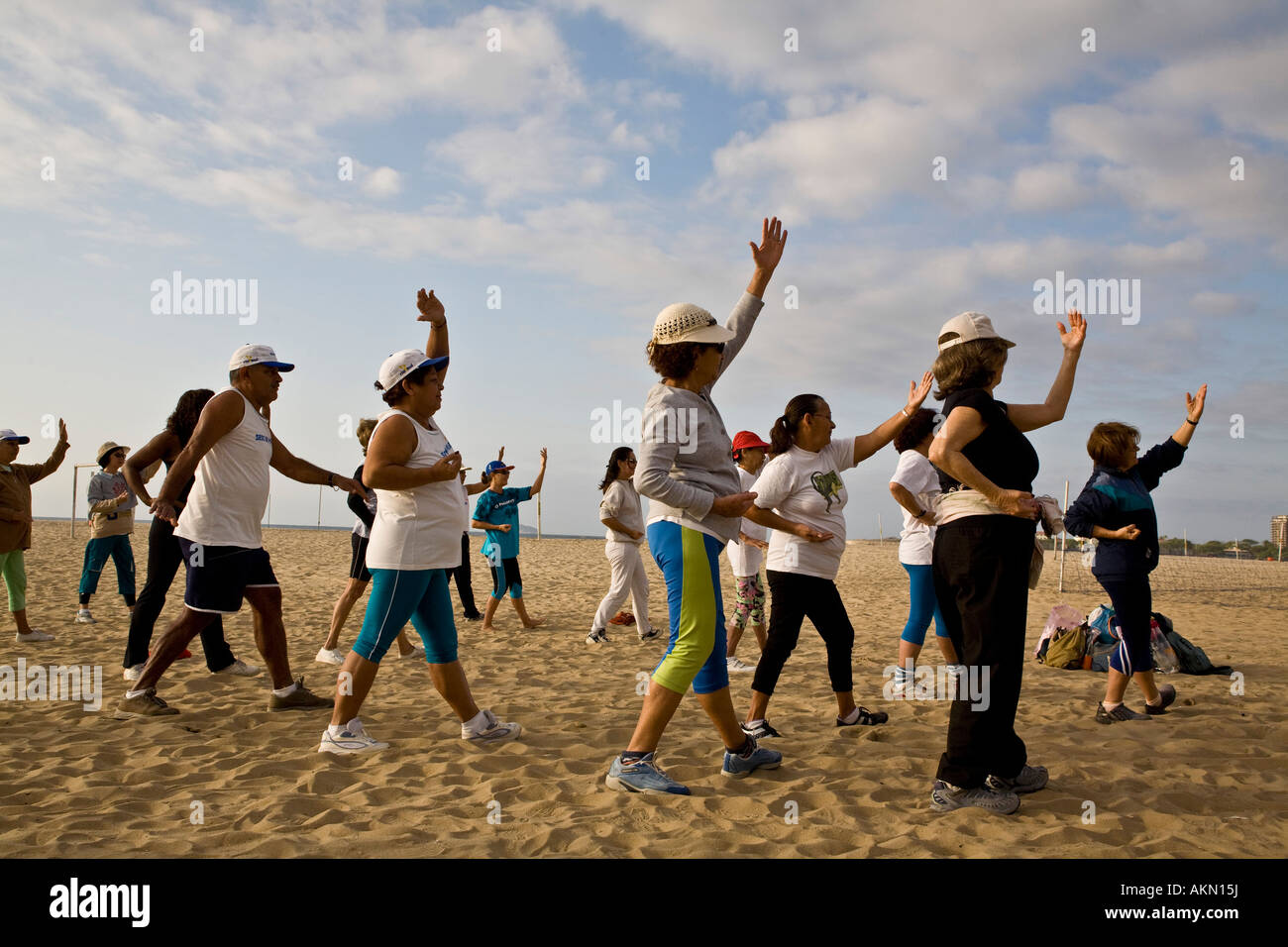 Il tai chi chuan classe a Copacabana beach in mattinata di Rio de Janeiro in Brasile Foto Stock