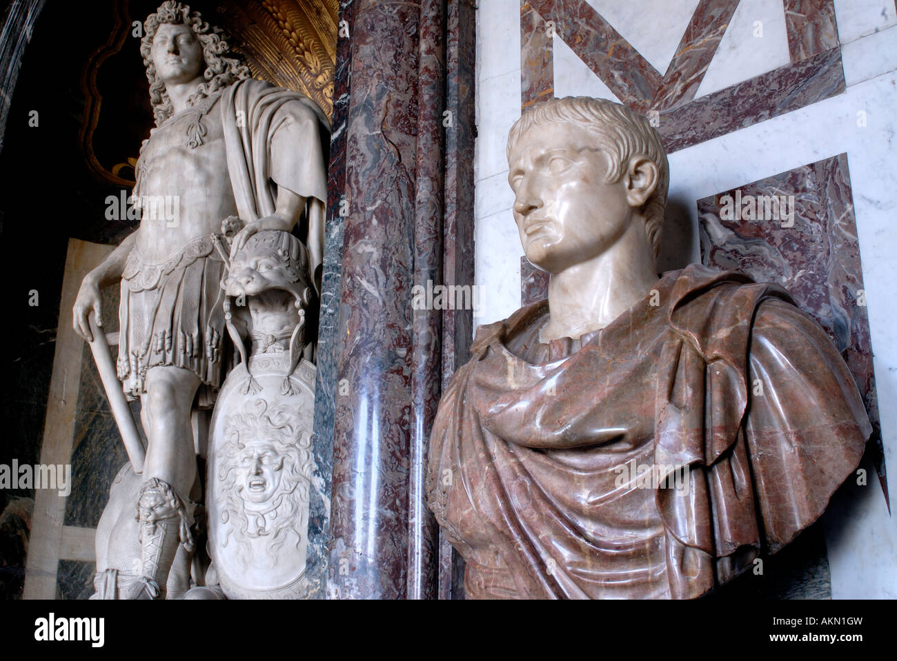 Francia, Yvelines, Versailles Château de Versailles, statua di Luigi XIV come un imperatore romano nella sala di Venere Foto Stock