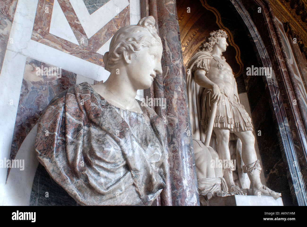 Francia, Yvelines, Versailles Château de Versailles, statua di Luigi XIV come un imperatore romano nella sala di Venere Foto Stock