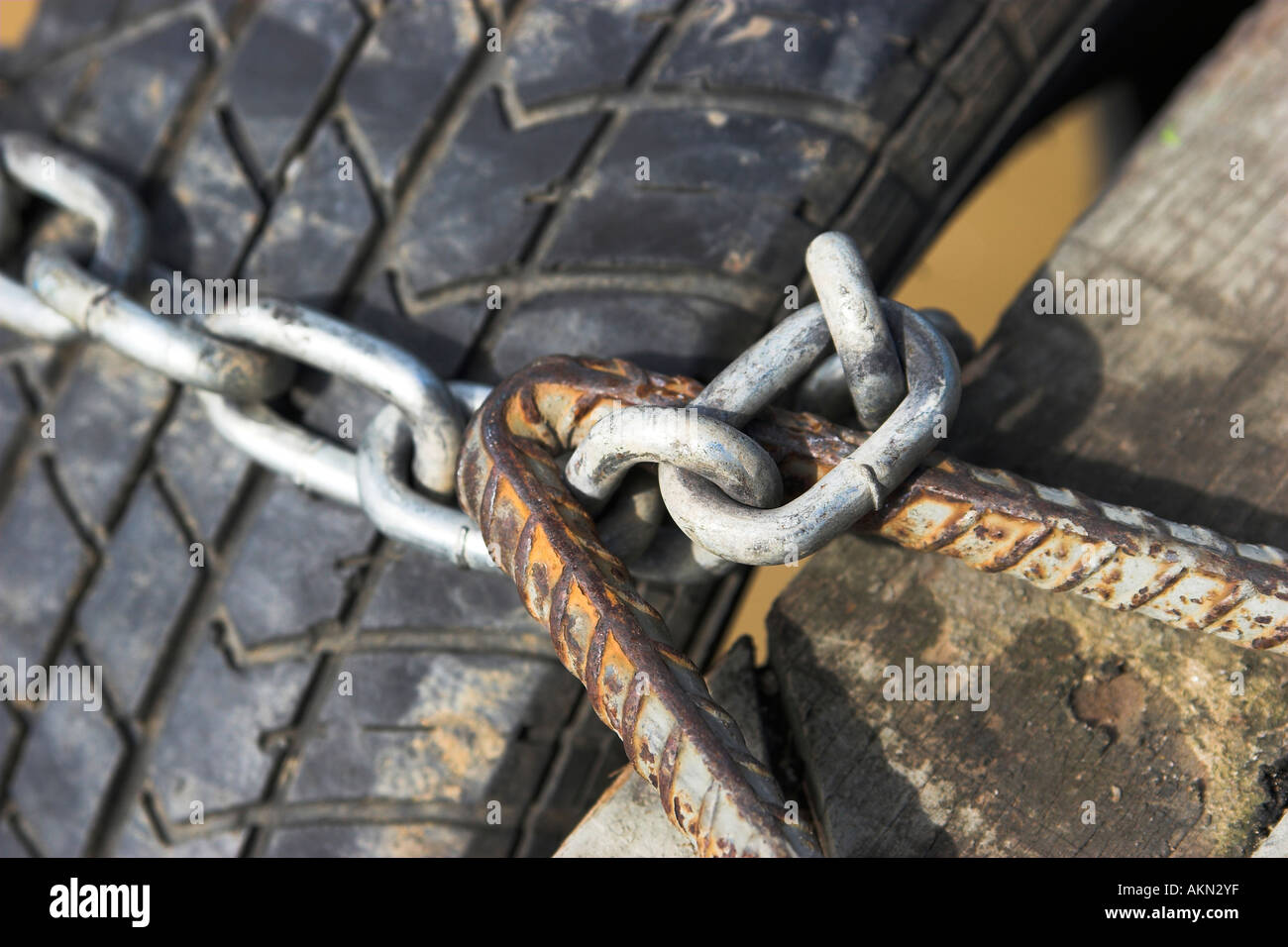 Pneumatico di gomma legata con la catena al porto Foto Stock