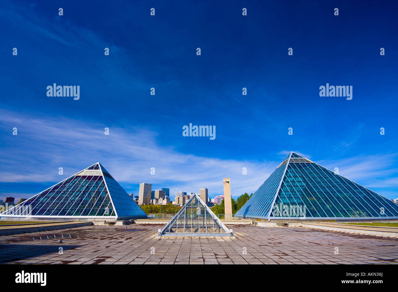 Edmonton skyline con piramidi di fronte Foto Stock