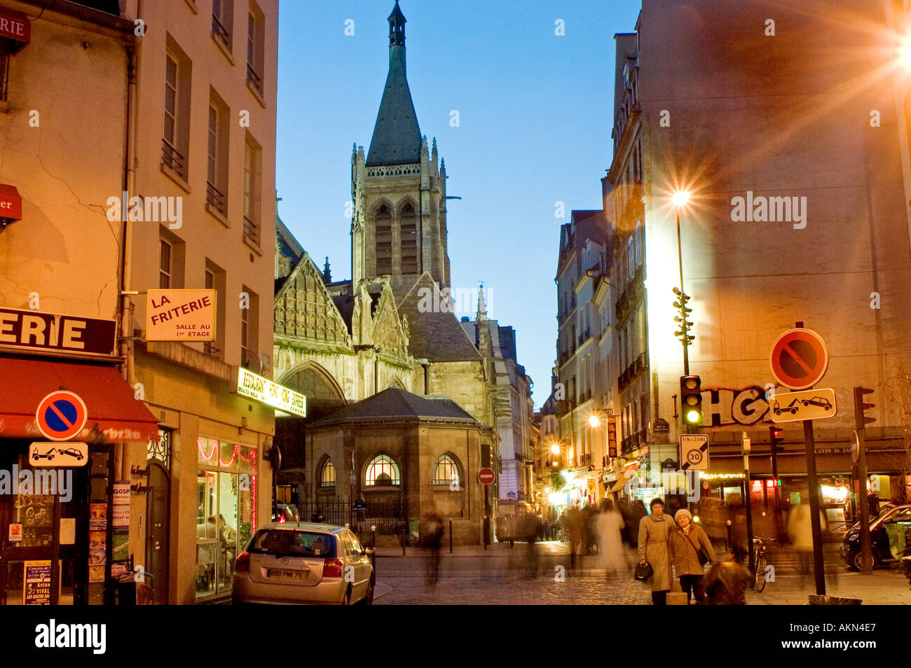 Parigi Francia religione Chiesa 'Eglise Saint Severin' esterno 'Street Scene' 'Rue Galande' 'quartiere Latino' 'illuminato' di notte, lampione di Parigi Foto Stock