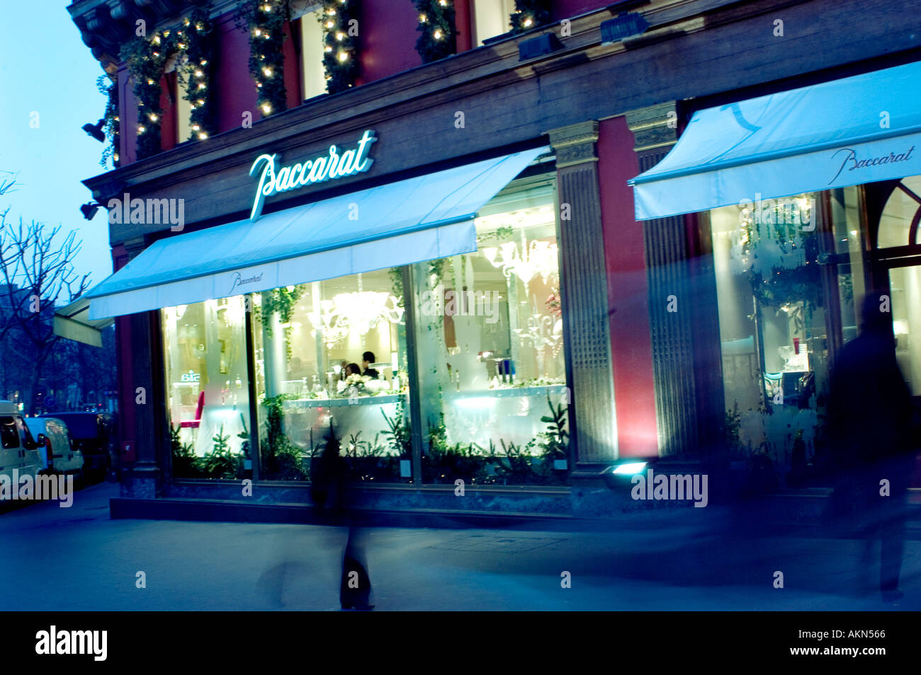 Parigi Francia, negozi di lusso "Baccarat Crystal" "Place de la Madeleine" punto vendita "illuminato" al Dusk "Luxury Travel » tendone business" Foto Stock