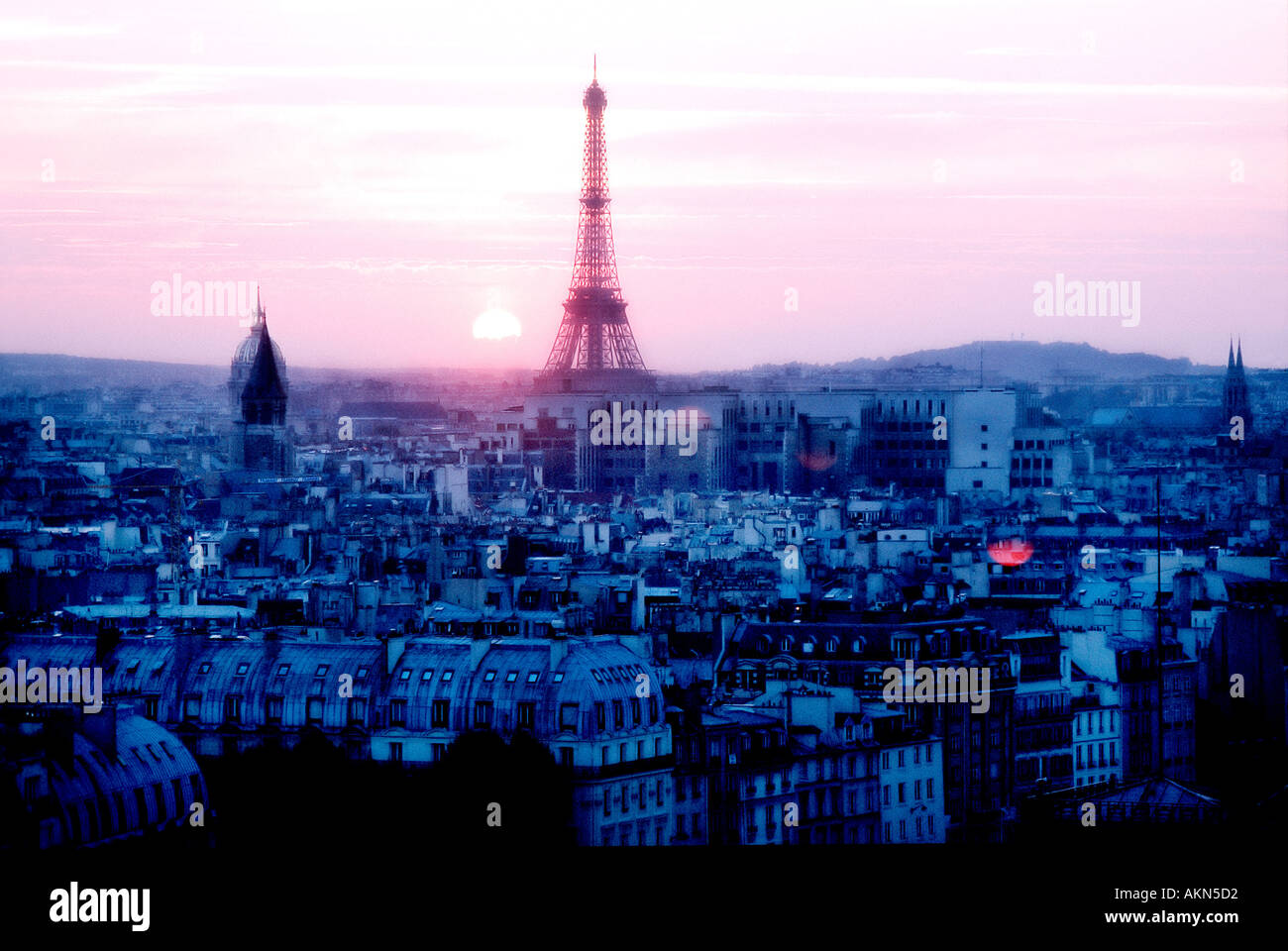 Parigi Francia, Panoramica della Citta' guardando verso la Torre Eiffel al tramonto. Viaggio 'Cityscape at night' sui tetti di parigi, volo verso la francia Foto Stock