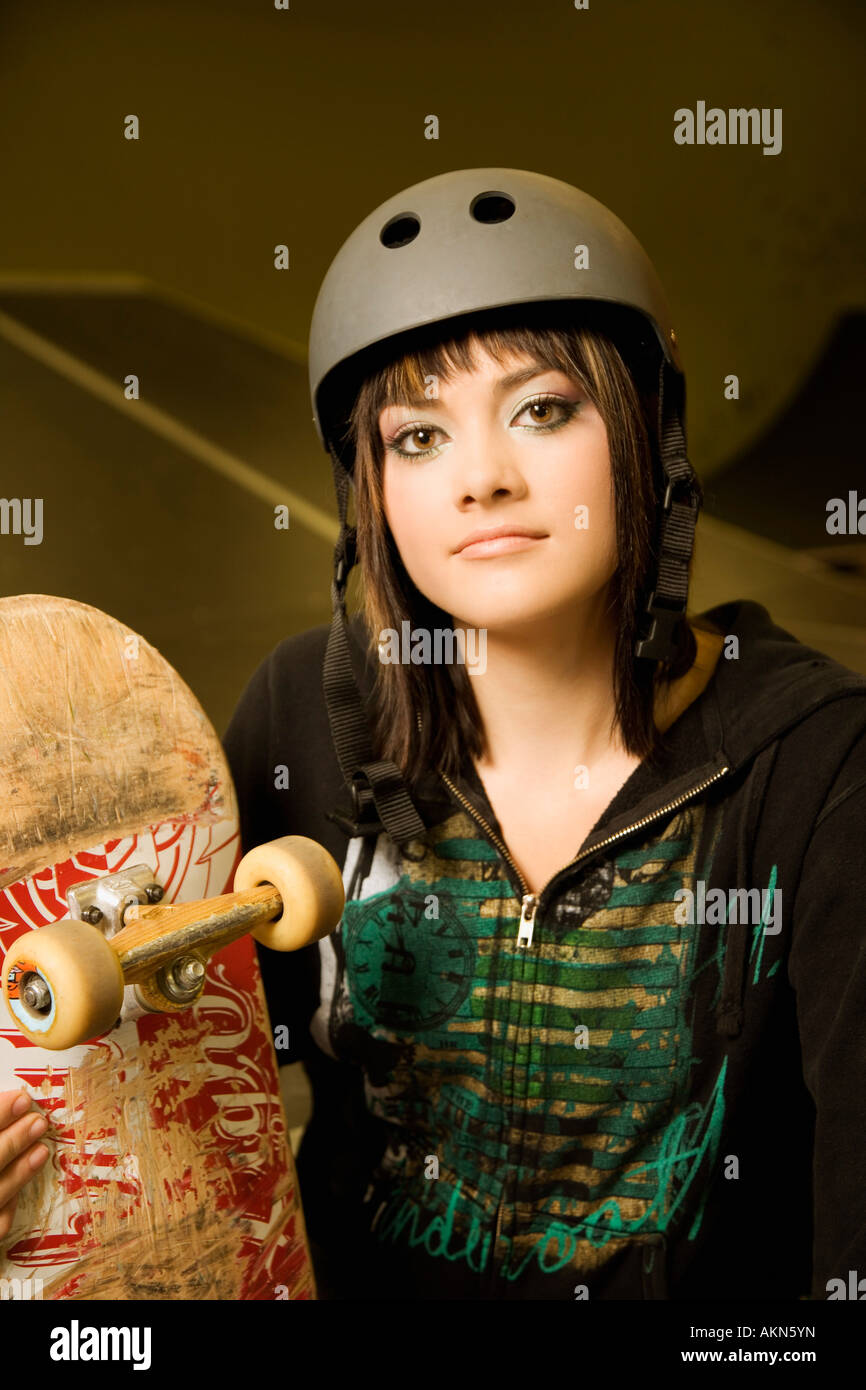Ragazza adolescente con lo skateboard Foto Stock