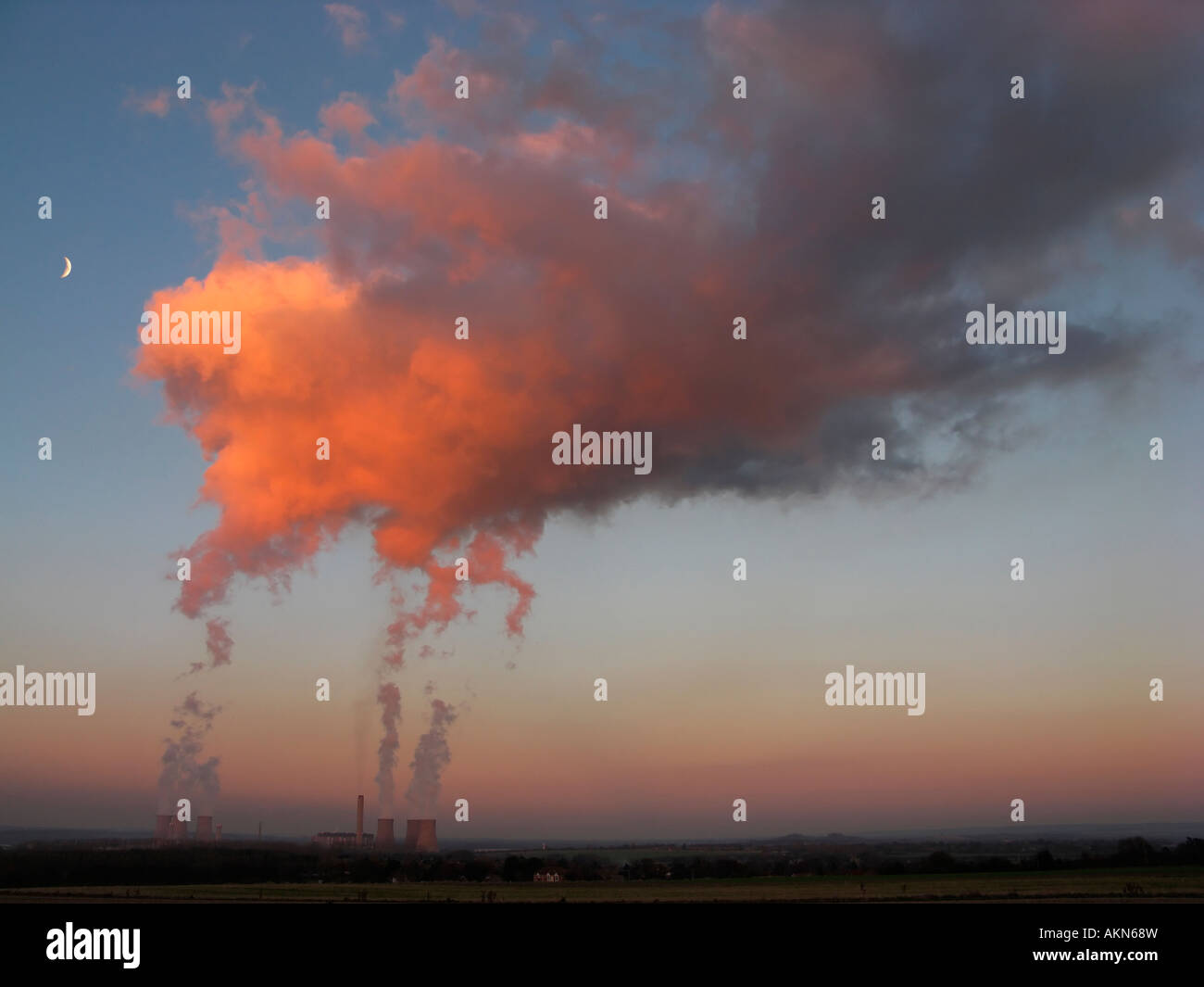 Didcot pennacchio invernale dal tramonto- con luna Foto Stock