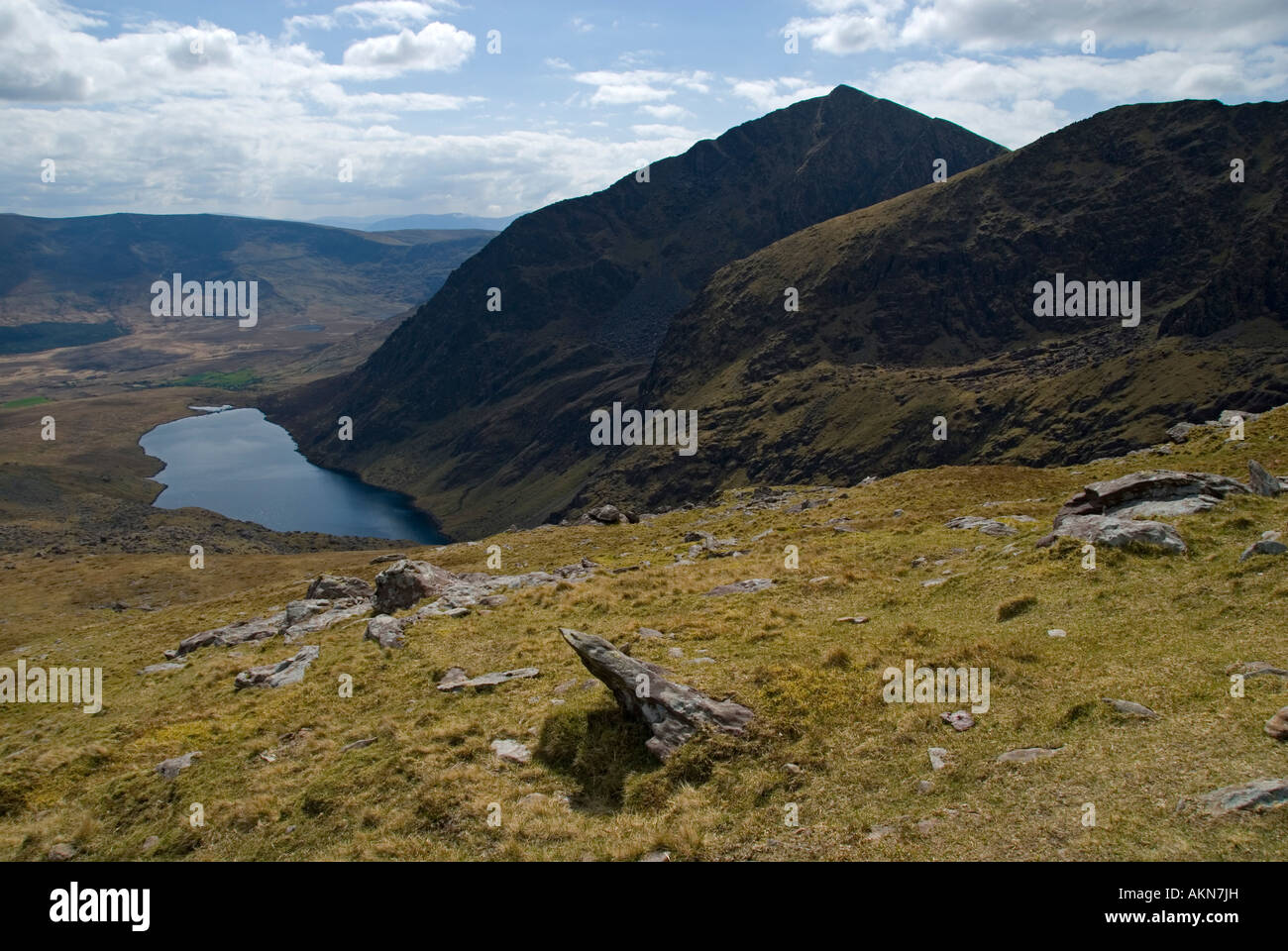 Loch Cruite da Brandon Mountain, penisola di Dingle, nella contea di Kerry, Irlanda Foto Stock