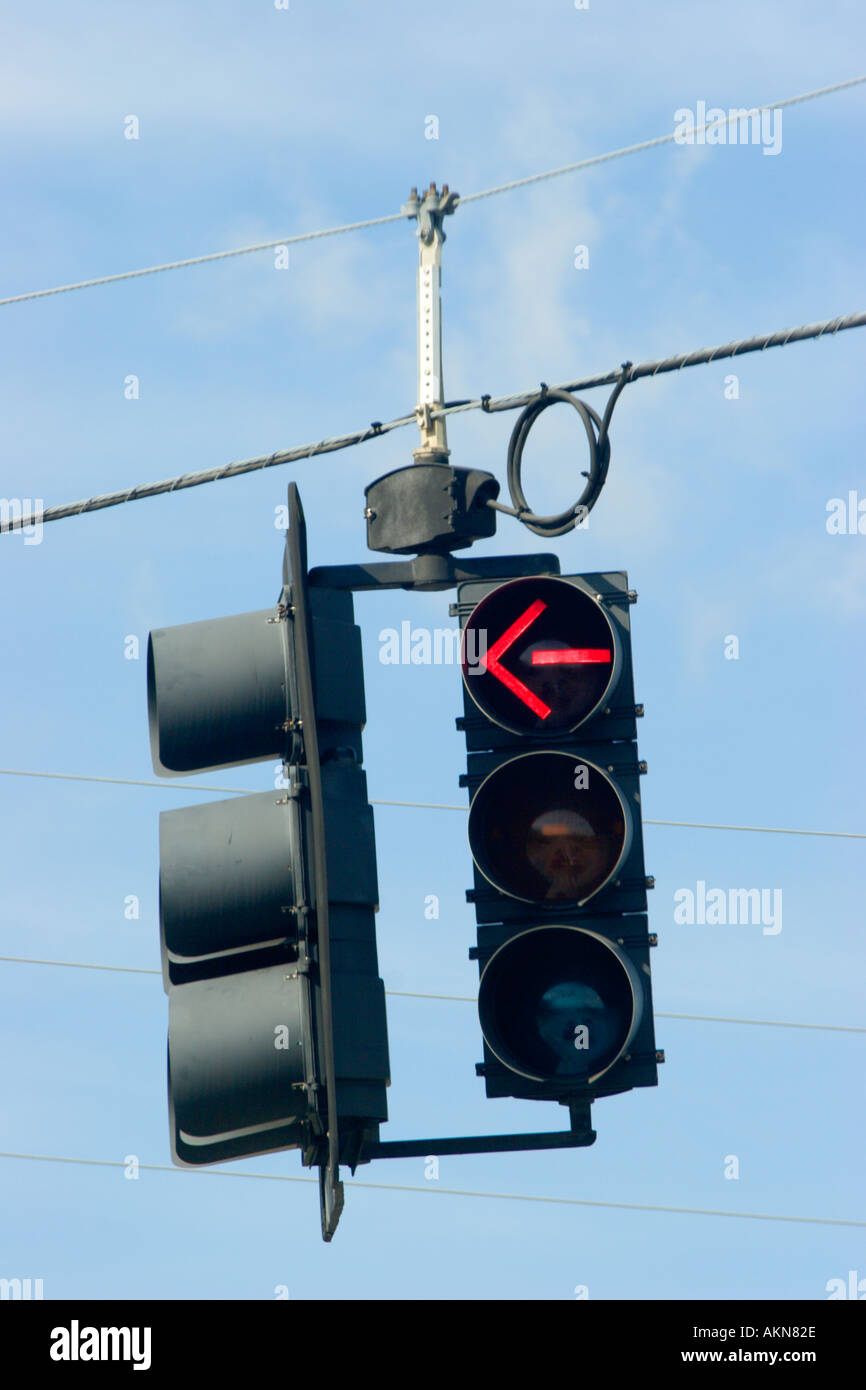 Segnale di traffico in luce incandescente rosso indicando non svoltare a sinistra Foto Stock