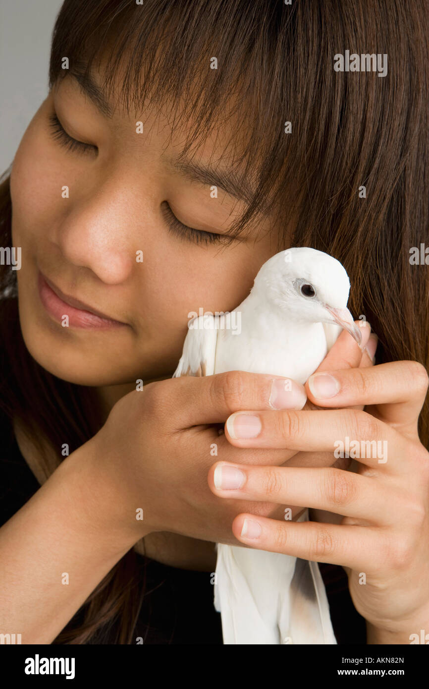 Una donna che mantiene una colomba Foto Stock