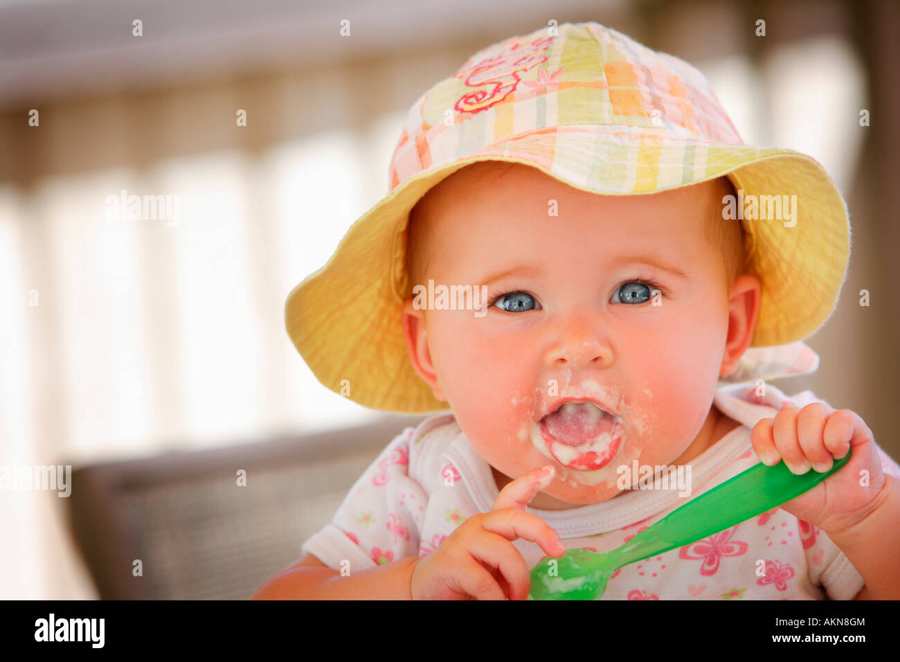 Un bambino con il cibo sul suo viso Foto Stock
