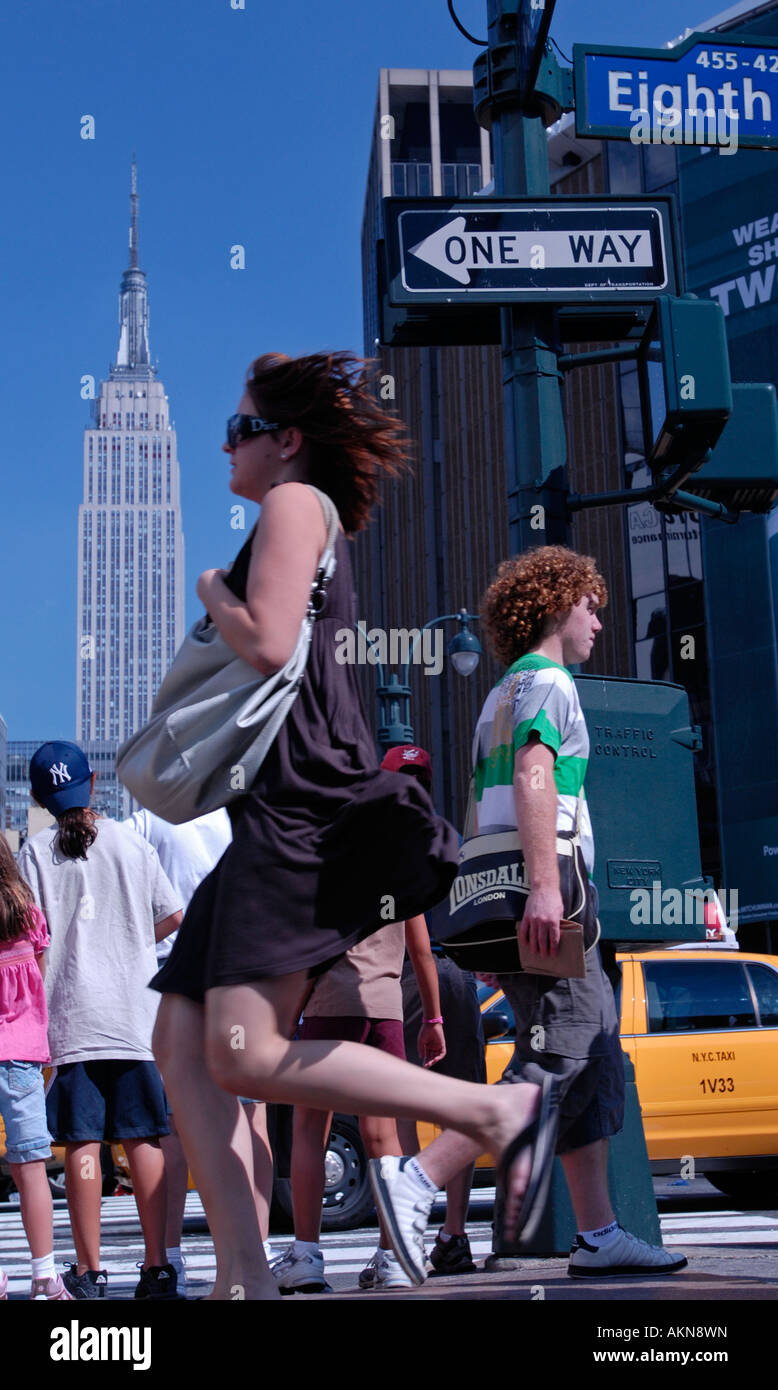 Pedoni intorno al Madison Square di New York City. Con l'Empire State Building in background Foto Stock