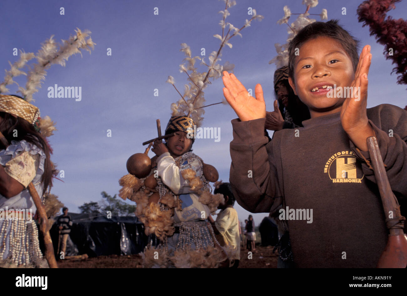 Guarani Kaiowas indigeni bambini partecipanti in rituali religiosi e la tradizionale festa di ballo Foto Stock