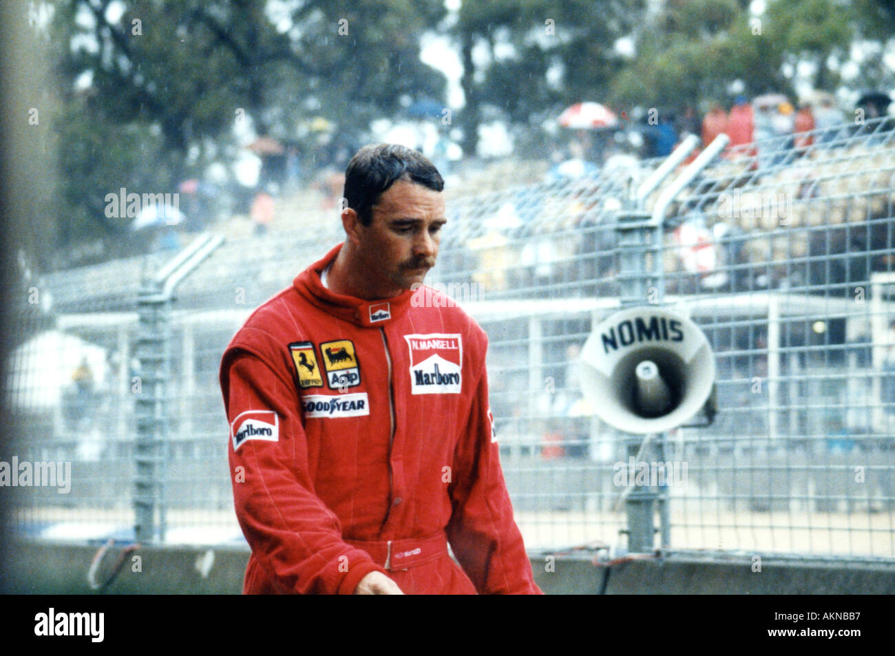 Mansell broncio a Adelaide Grand Prix avendo appena si è schiantato la sua Ferrari sotto la pioggia,1989 Foto Stock
