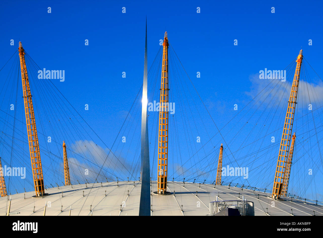 Il tetto e la guglia arena O2 music entertainment venue millenium dome dal fiume Tamigi greenwich est Londra Inghilterra Regno unito Gb Foto Stock