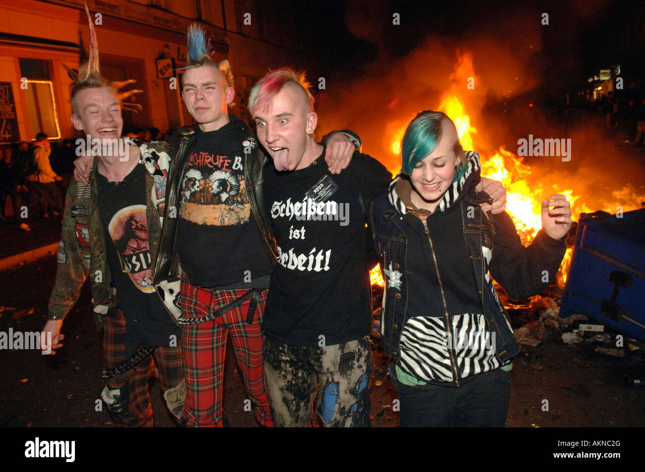 Punks prendendo parte a tumulti a Maggio 1, Berlino, Germania Foto Stock