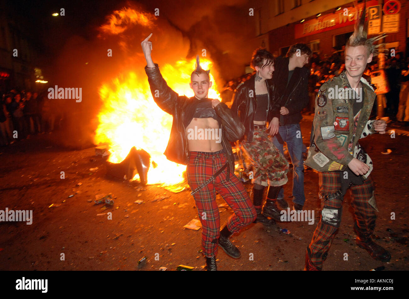 Punks prendendo parte a tumulti a Maggio 1, Berlino, Germania Foto Stock