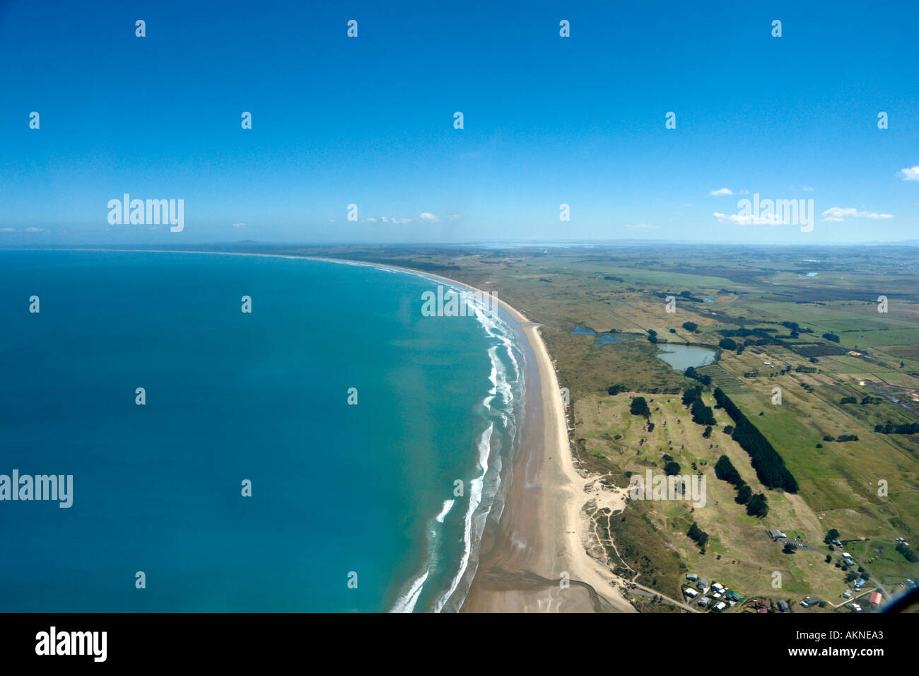 Vista aerea della spiaggia Ahipara da un piccolo aereo, parte di Ninety Mile Beach, Northland e North Island, Nuova Zelanda Foto Stock