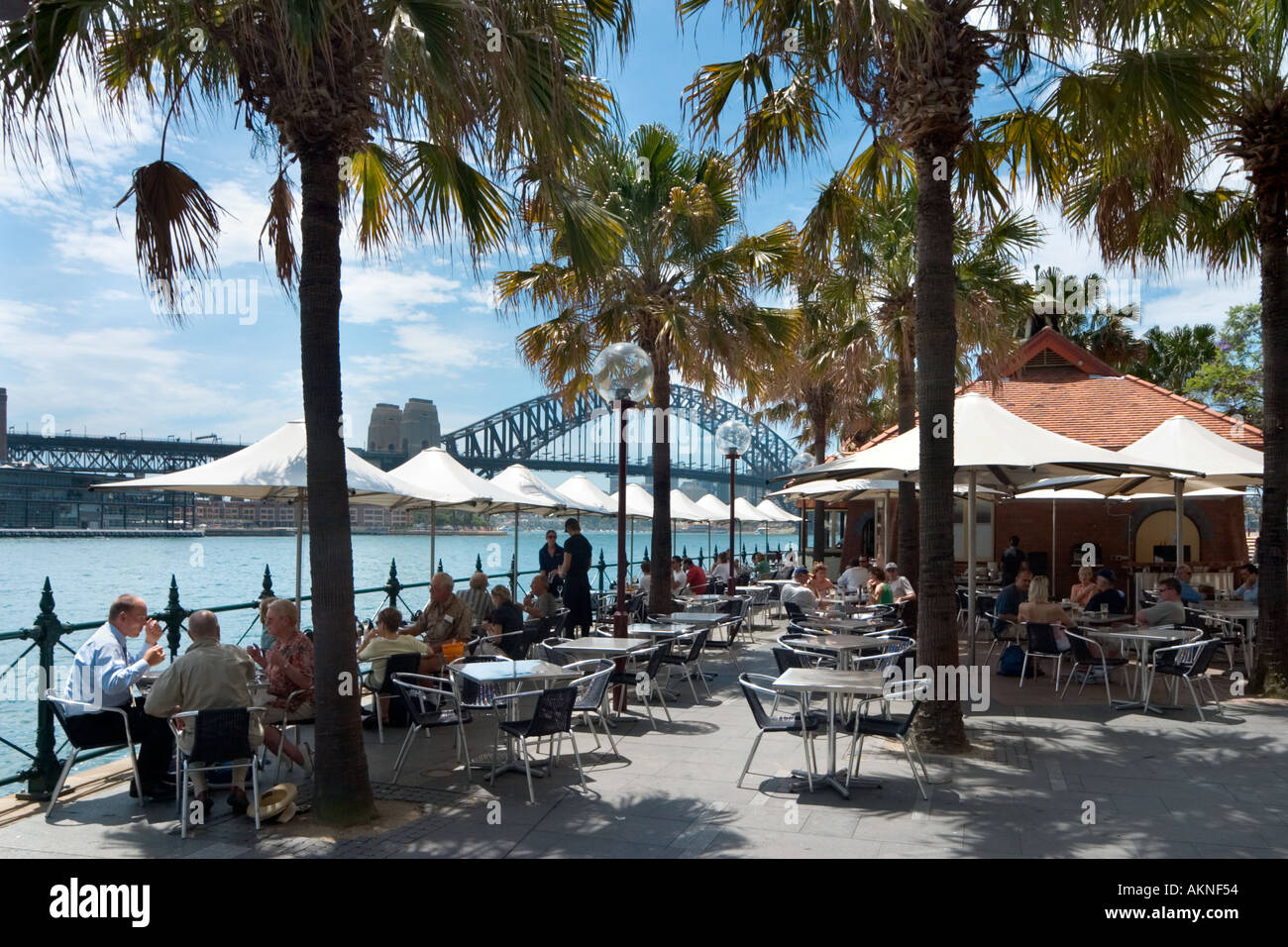 Cafe' sul marciapiede in Circular Quay con il Ponte del porto dietro, Sydney, Nuovo Galles del Sud, Australia Foto Stock