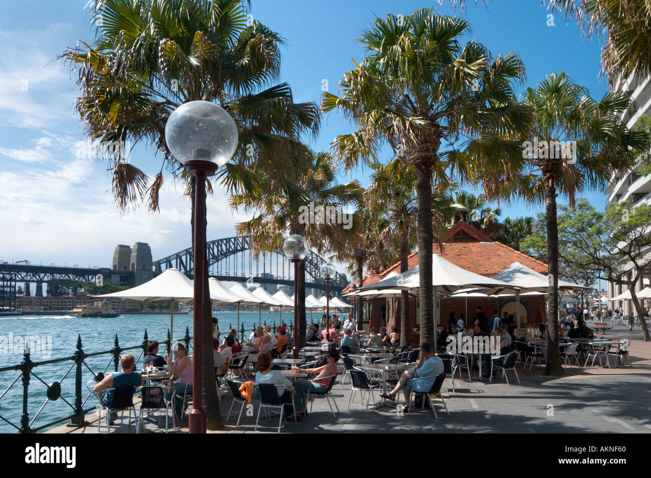 Cafe' sul marciapiede in Circular Quay con il Ponte del porto dietro, Sydney, Nuovo Galles del Sud, Australia Foto Stock