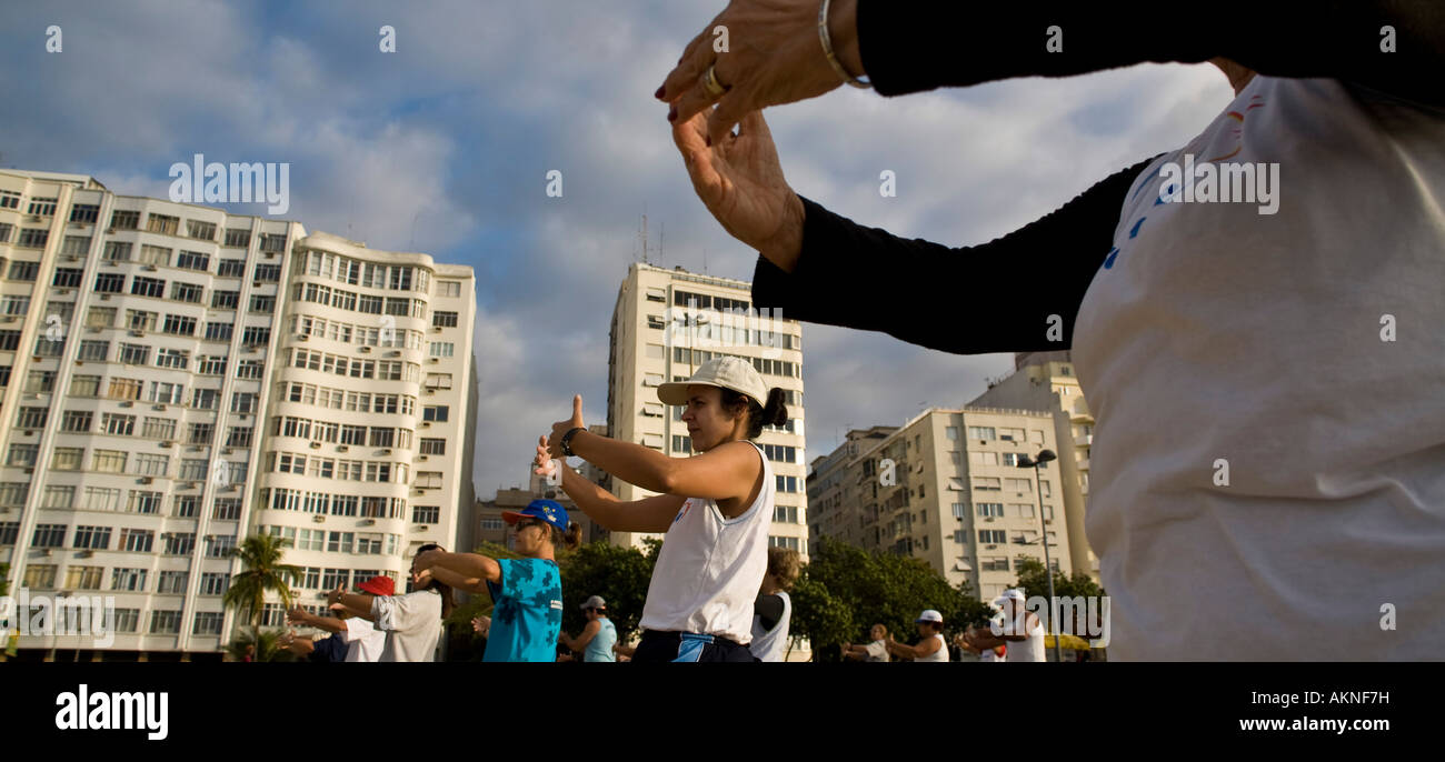 Il tai chi chuan classe a Copacabana beach in mattinata di Rio de Janeiro in Brasile Foto Stock