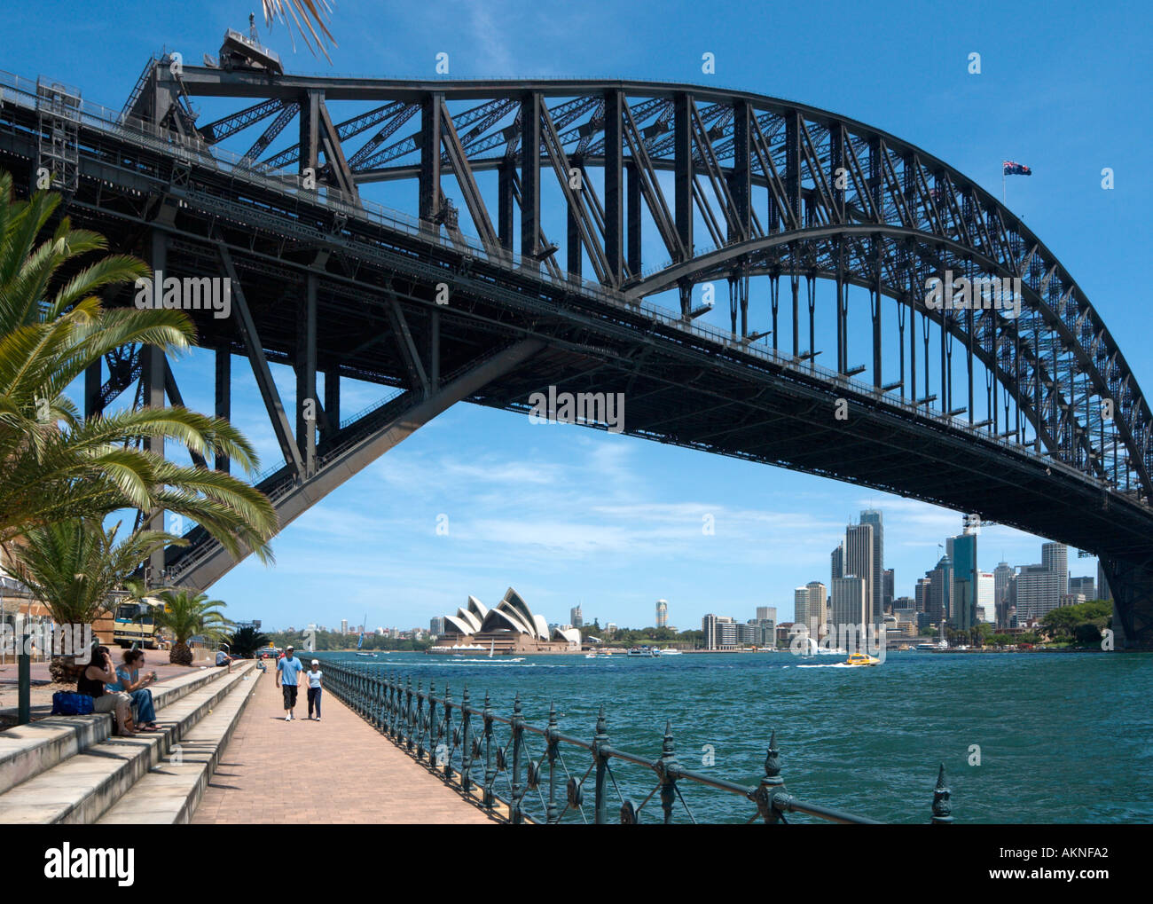 Harbour Bridge da Milsons Point con la Opera House e dello skyline della città in distanza, Sydney, Nuovo Galles del Sud, Australia Foto Stock
